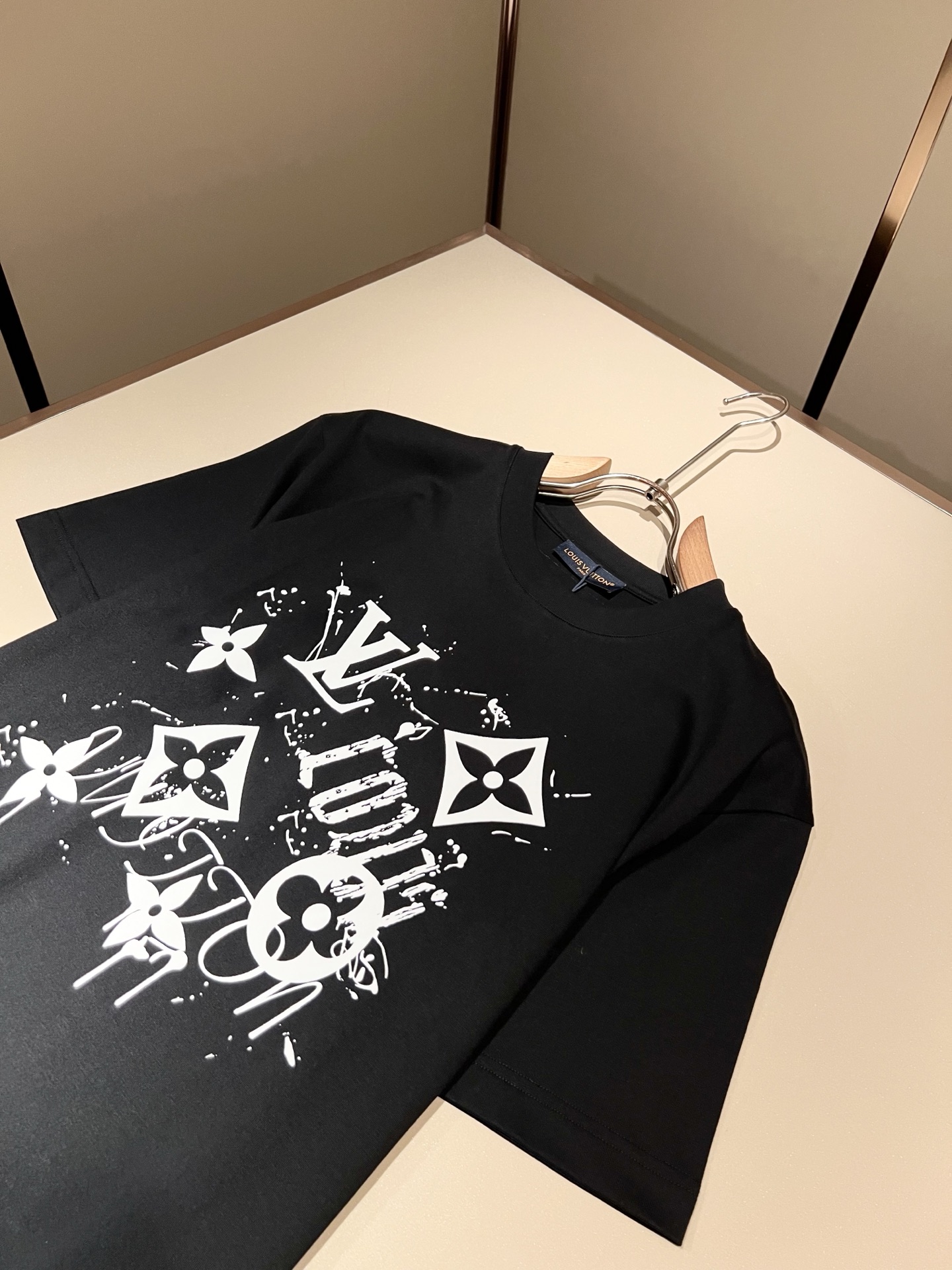 LouisVuitt*路易*登 2026春夏全新系列单品上线，非常时髦前卫的一款男女同款短袖T恤，标识l