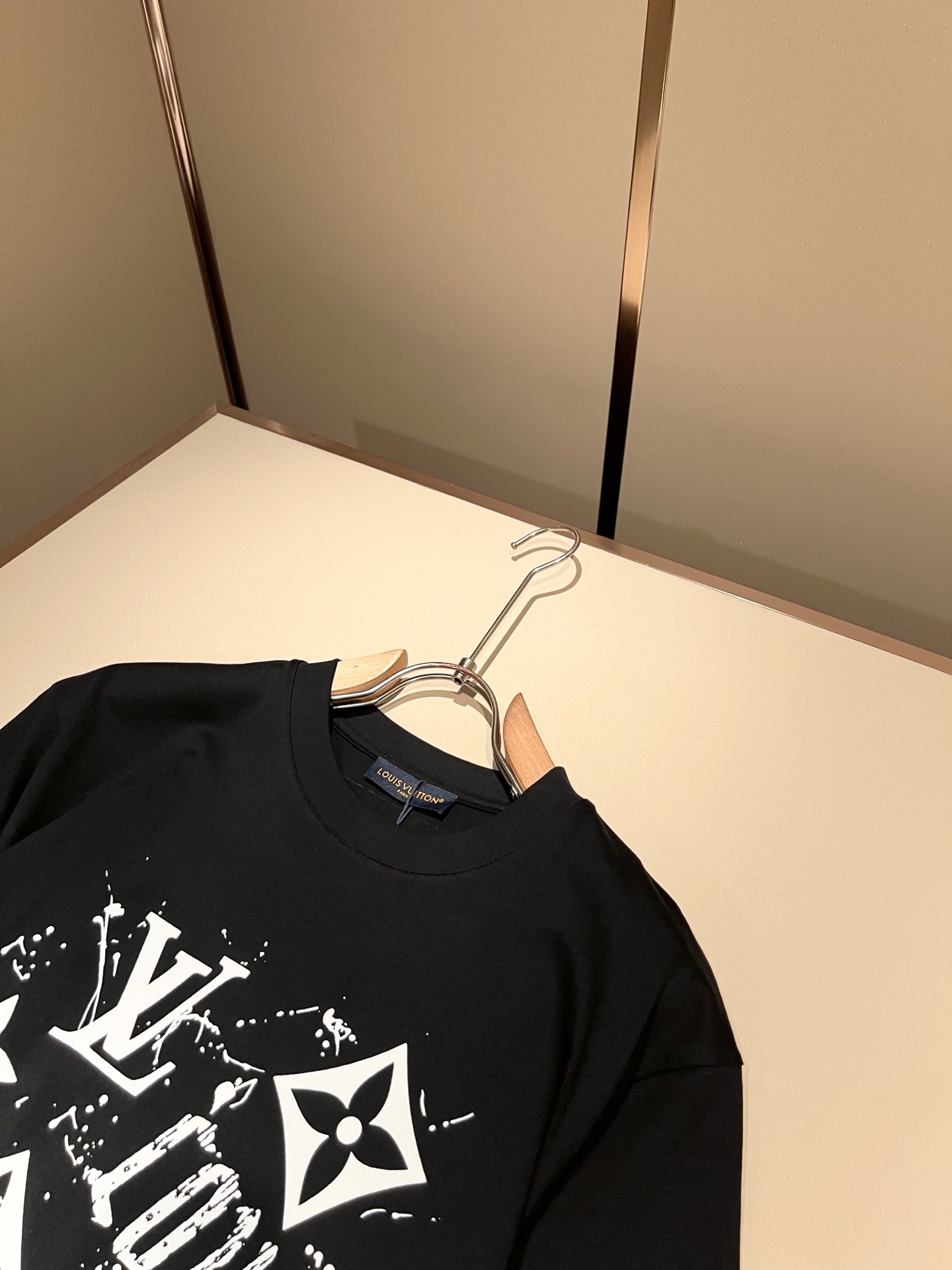LouisVuitt*路易*登 2026春夏全新系列单品上线，非常时髦前卫的一款男女同款短袖T恤，标识l