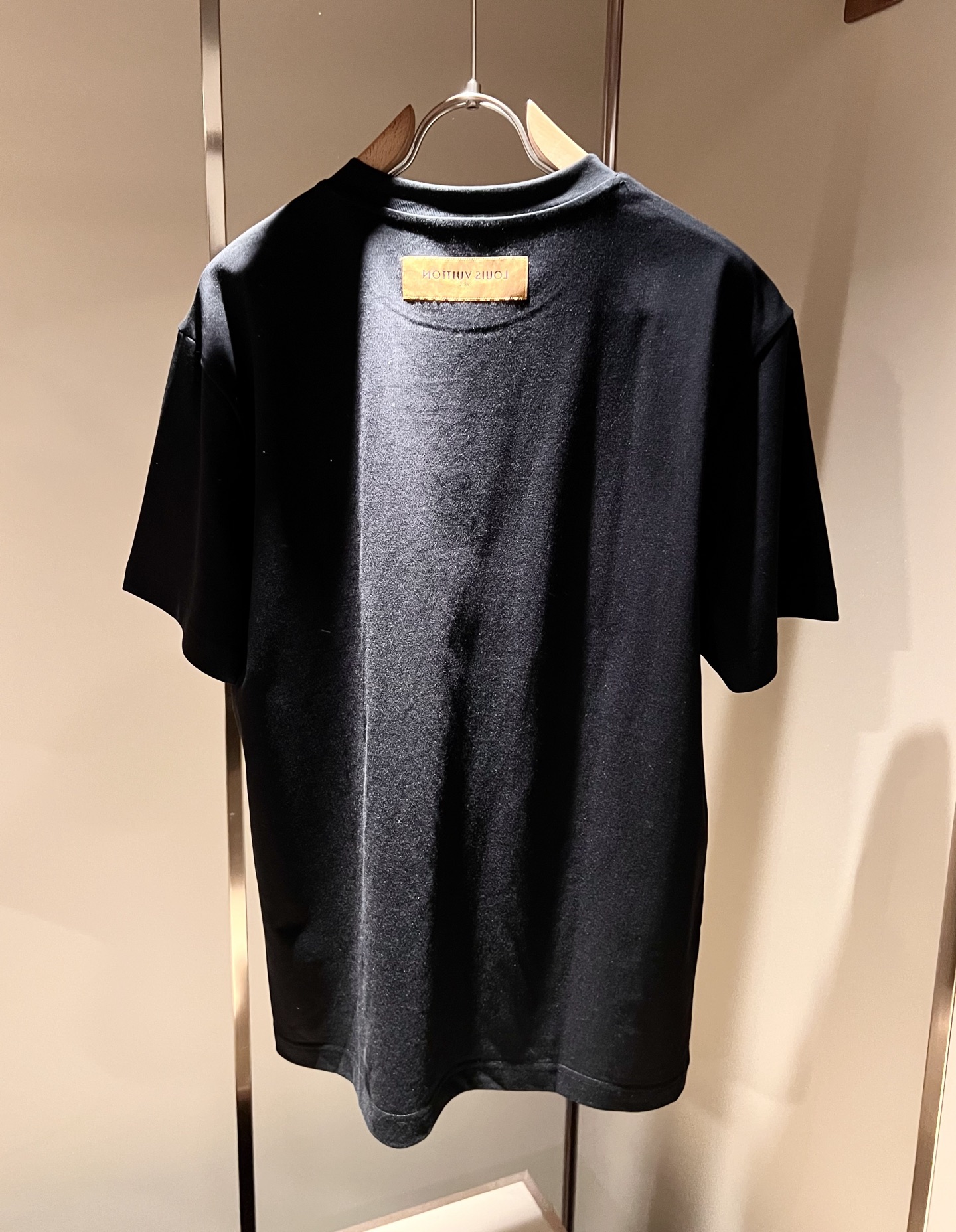LouisVuitt*路易*登 2026春夏全新系列单品上线，非常时髦前卫的一款男女同款短袖T恤，标识l