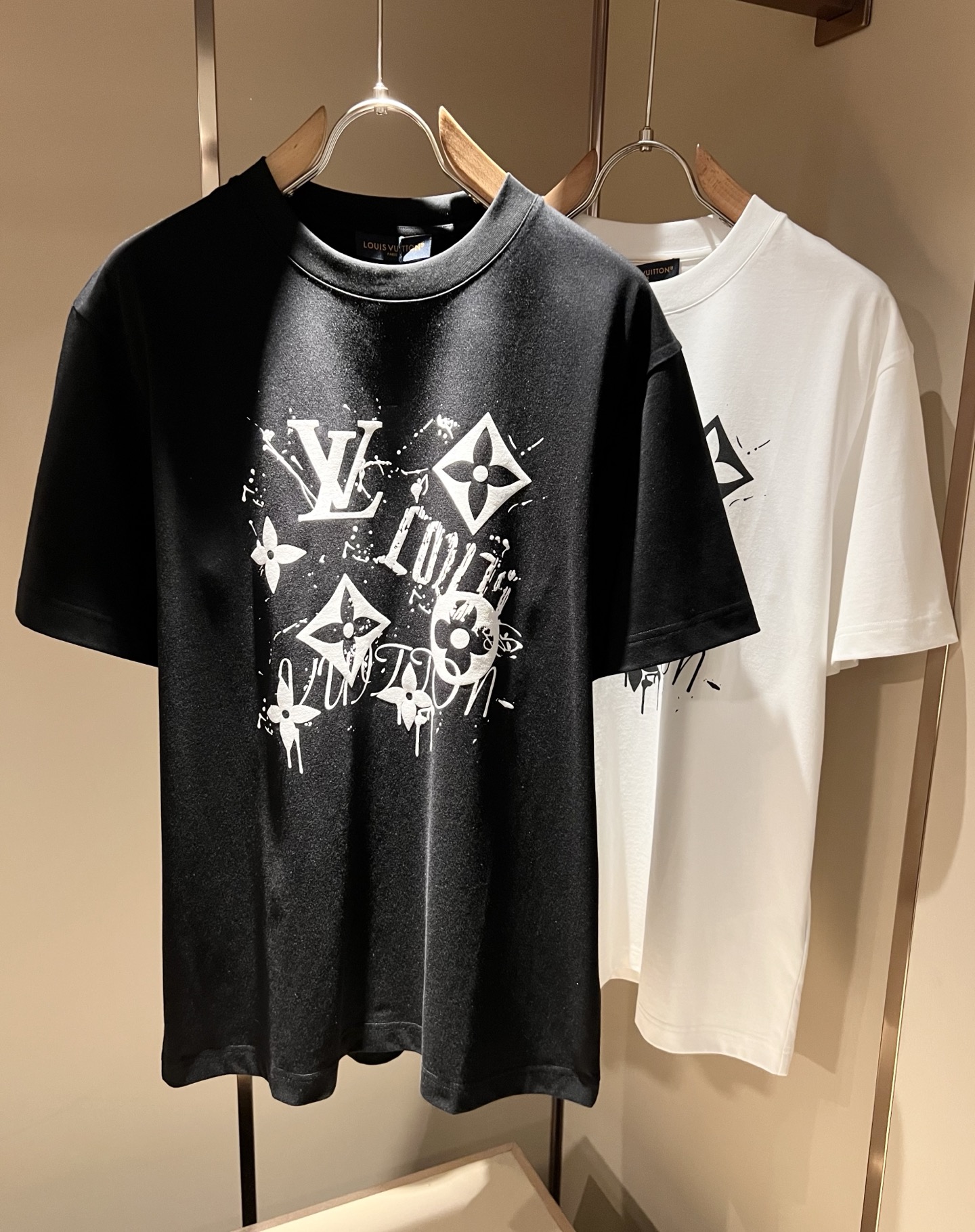LouisVuitt*路易*登 2026春夏全新系列单品上线，非常时髦前卫的一款男女同款短袖T恤，标识l