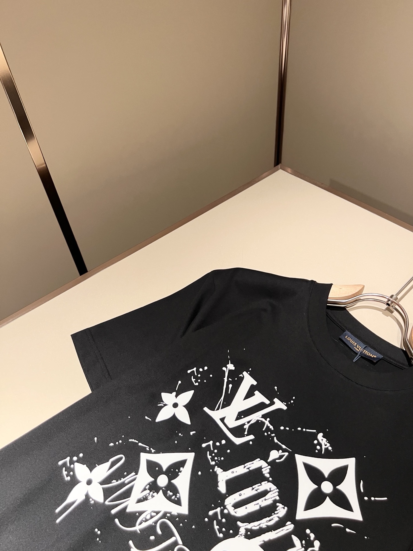 LouisVuitt*路易*登 2026春夏全新系列单品上线，非常时髦前卫的一款男女同款短袖T恤，标识l