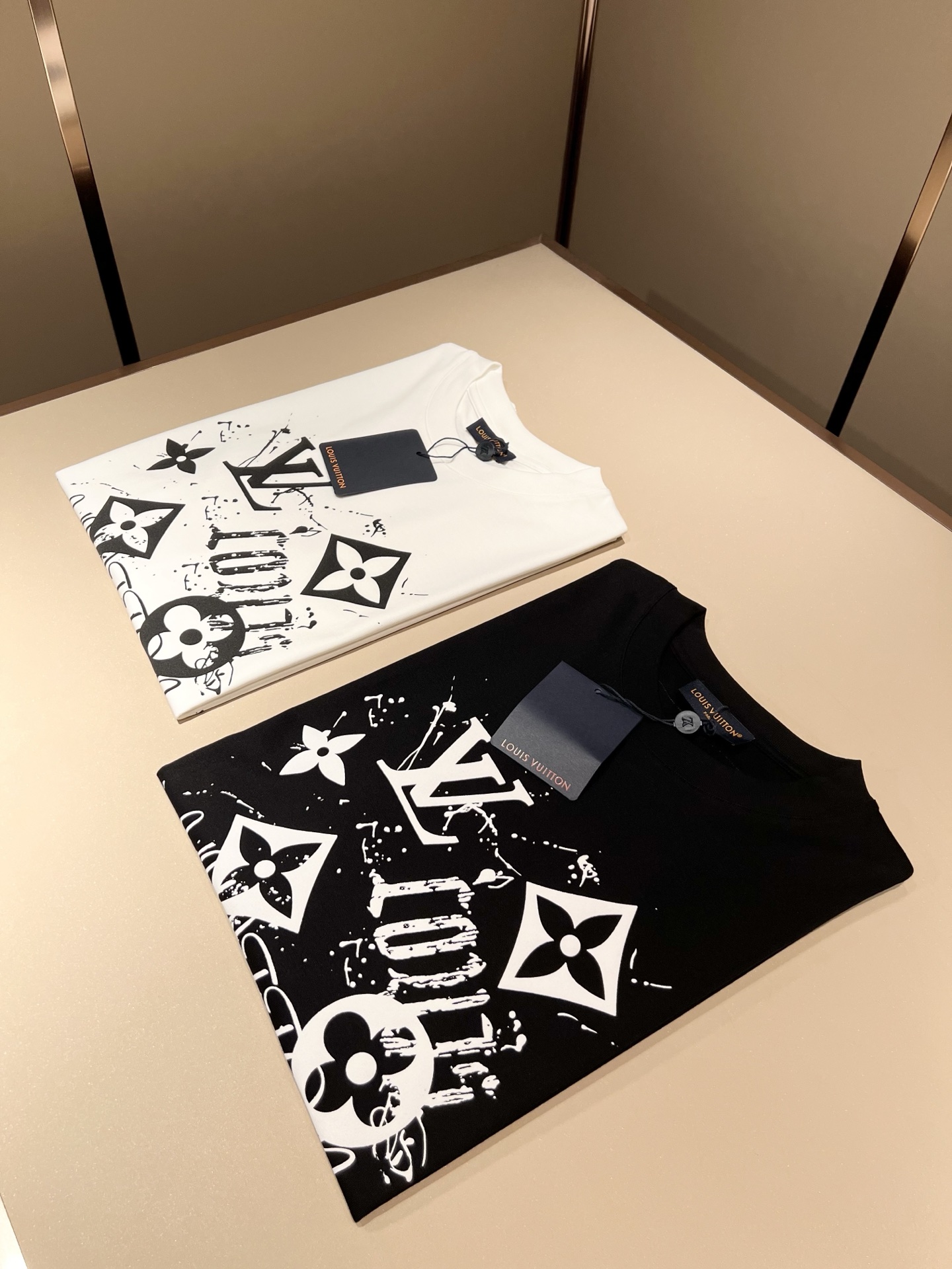 LouisVuitt*路易*登 2026春夏全新系列单品上线，非常时髦前卫的一款男女同款短袖T恤，标识l