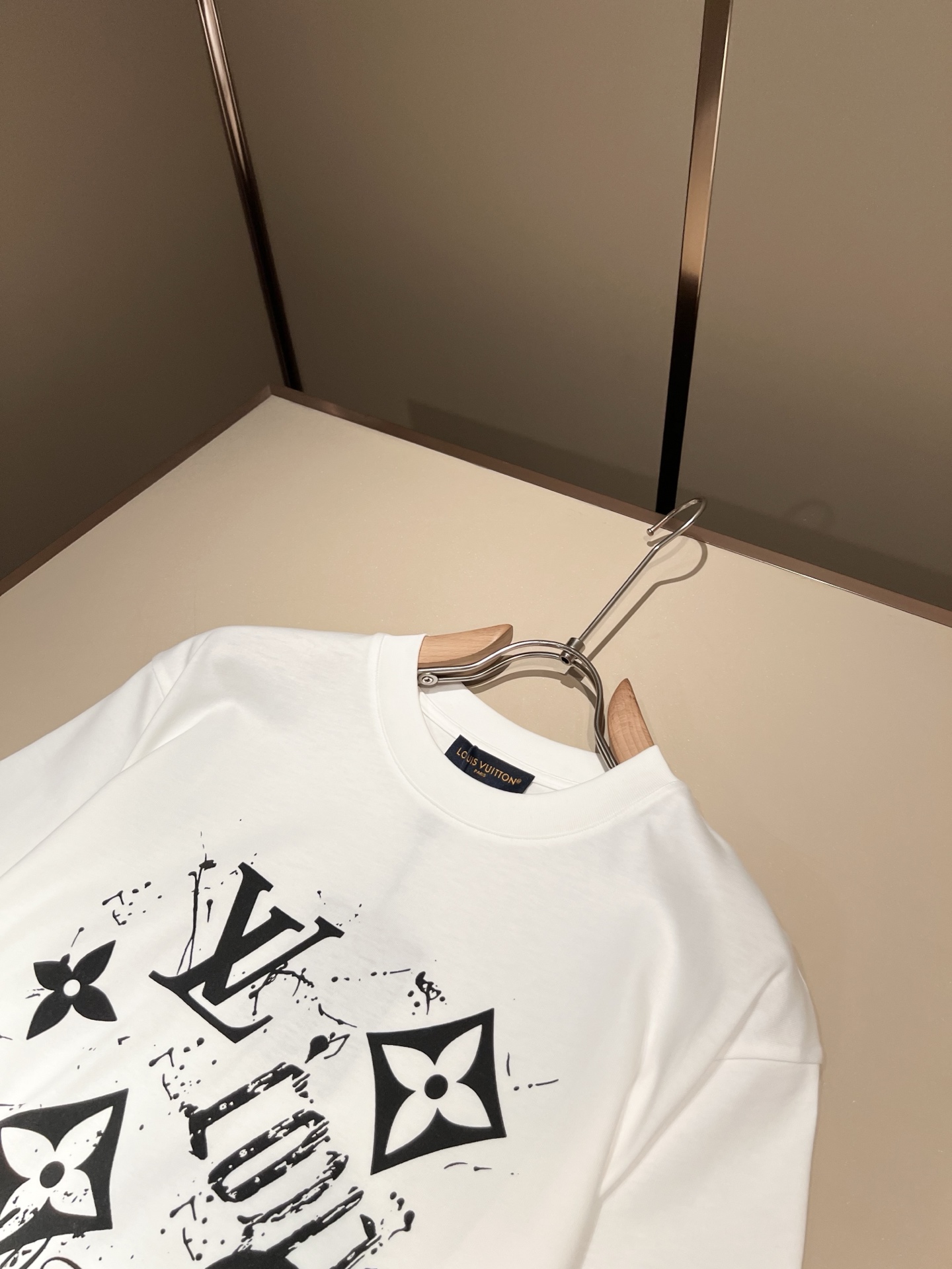 LouisVuitt*路易*登 2026春夏全新系列单品上线，非常时髦前卫的一款男女同款短袖T恤，标识l