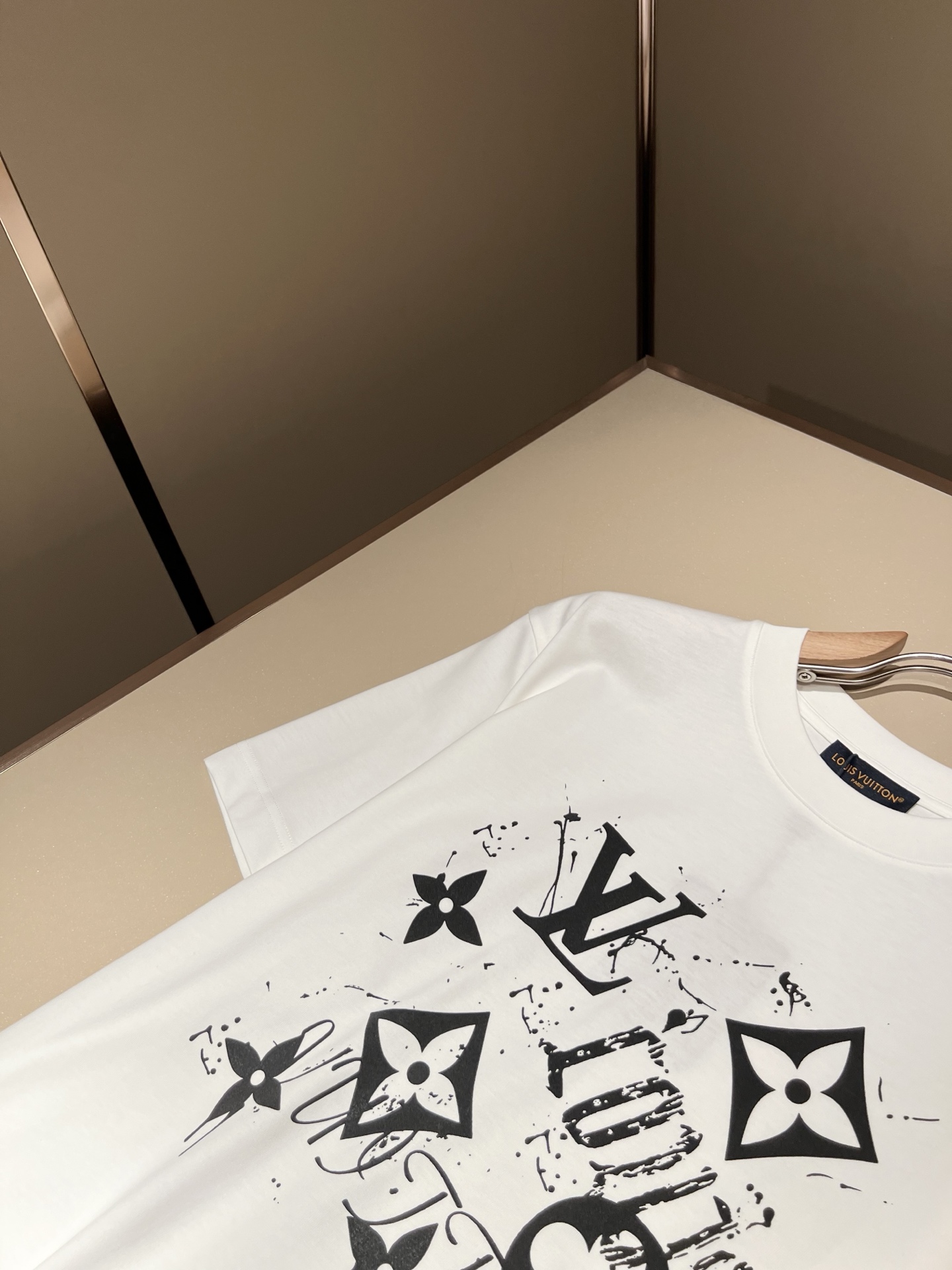 LouisVuitt*路易*登 2026春夏全新系列单品上线，非常时髦前卫的一款男女同款短袖T恤，标识l