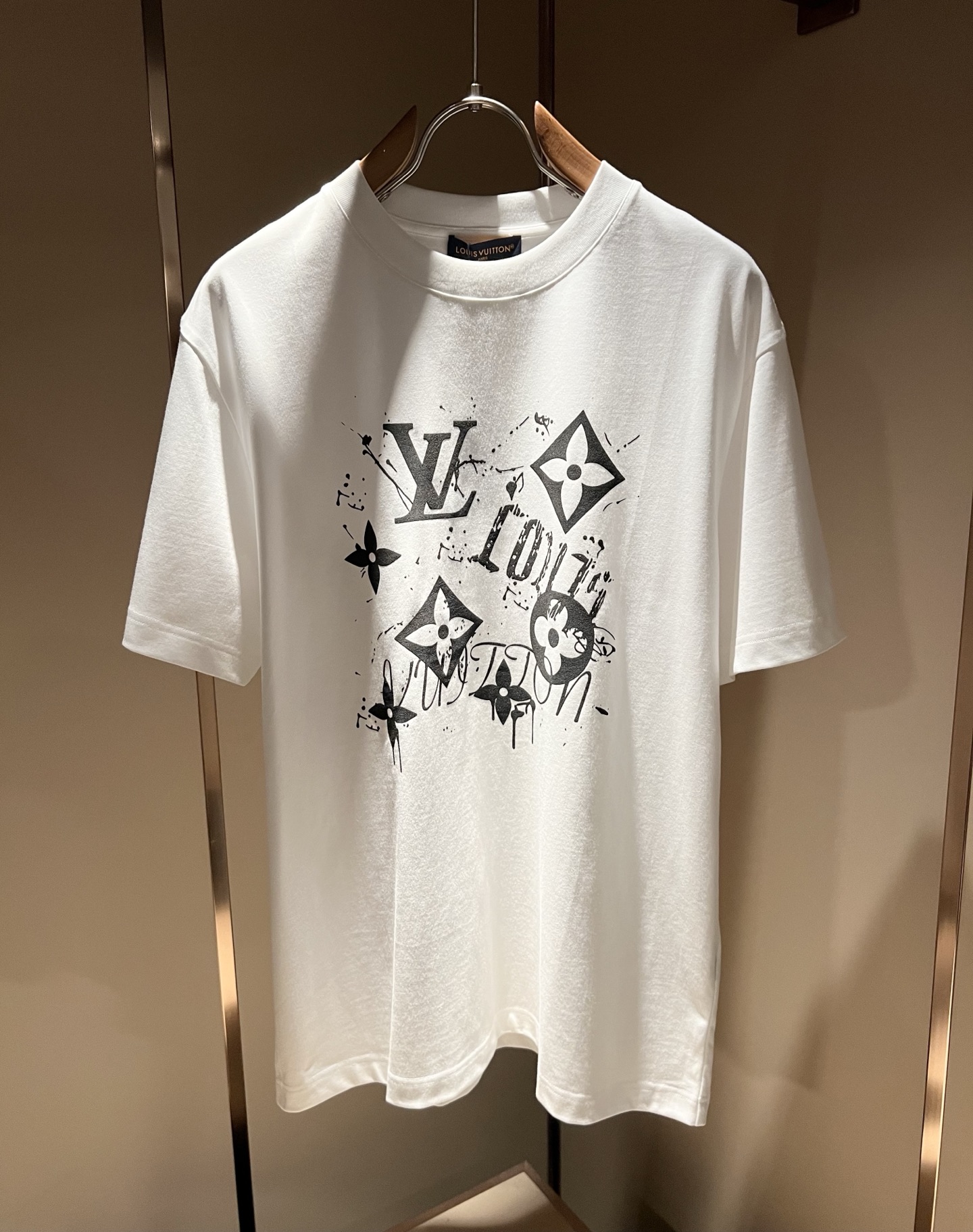 LouisVuitt*路易*登 2026春夏全新系列单品上线，非常时髦前卫的一款男女同款短袖T恤，标识l
