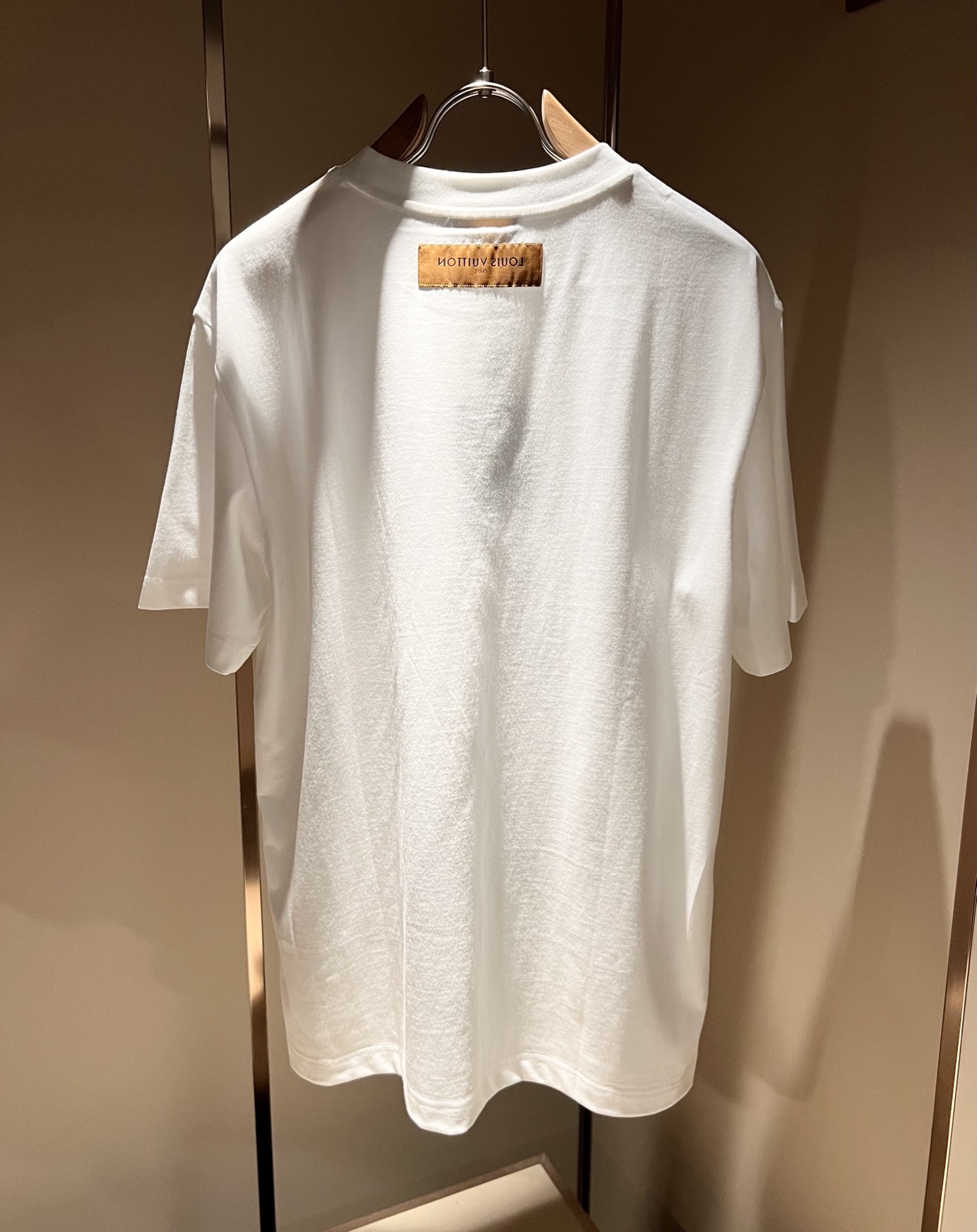 LouisVuitt*路易*登 2026春夏全新系列单品上线，非常时髦前卫的一款男女同款短袖T恤，标识l