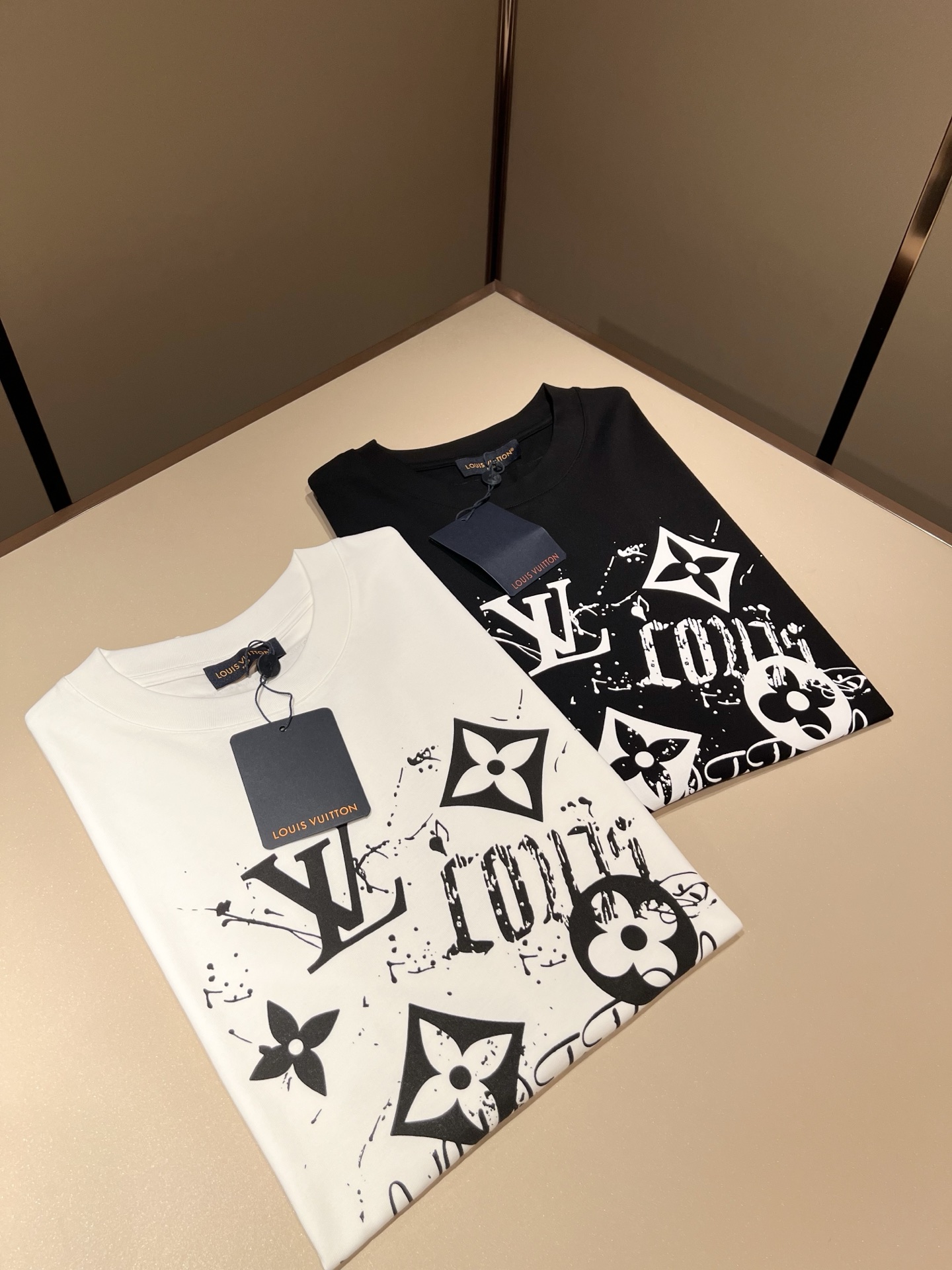 LouisVuitt*路易*登 2026春夏全新系列单品上线，非常时髦前卫的一款男女同款短袖T恤，标识l