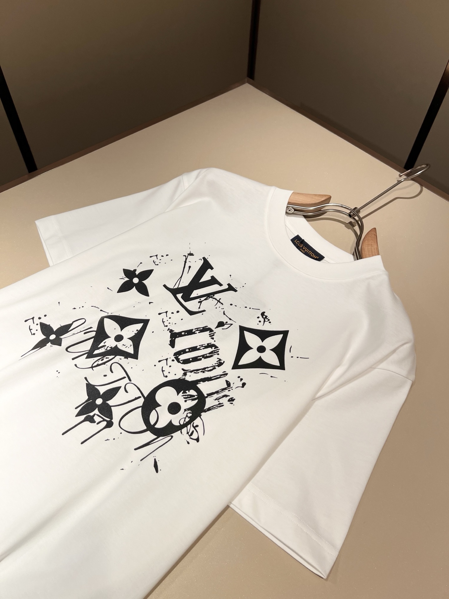LouisVuitt*路易*登 2026春夏全新系列单品上线，非常时髦前卫的一款男女同款短袖T恤，标识l