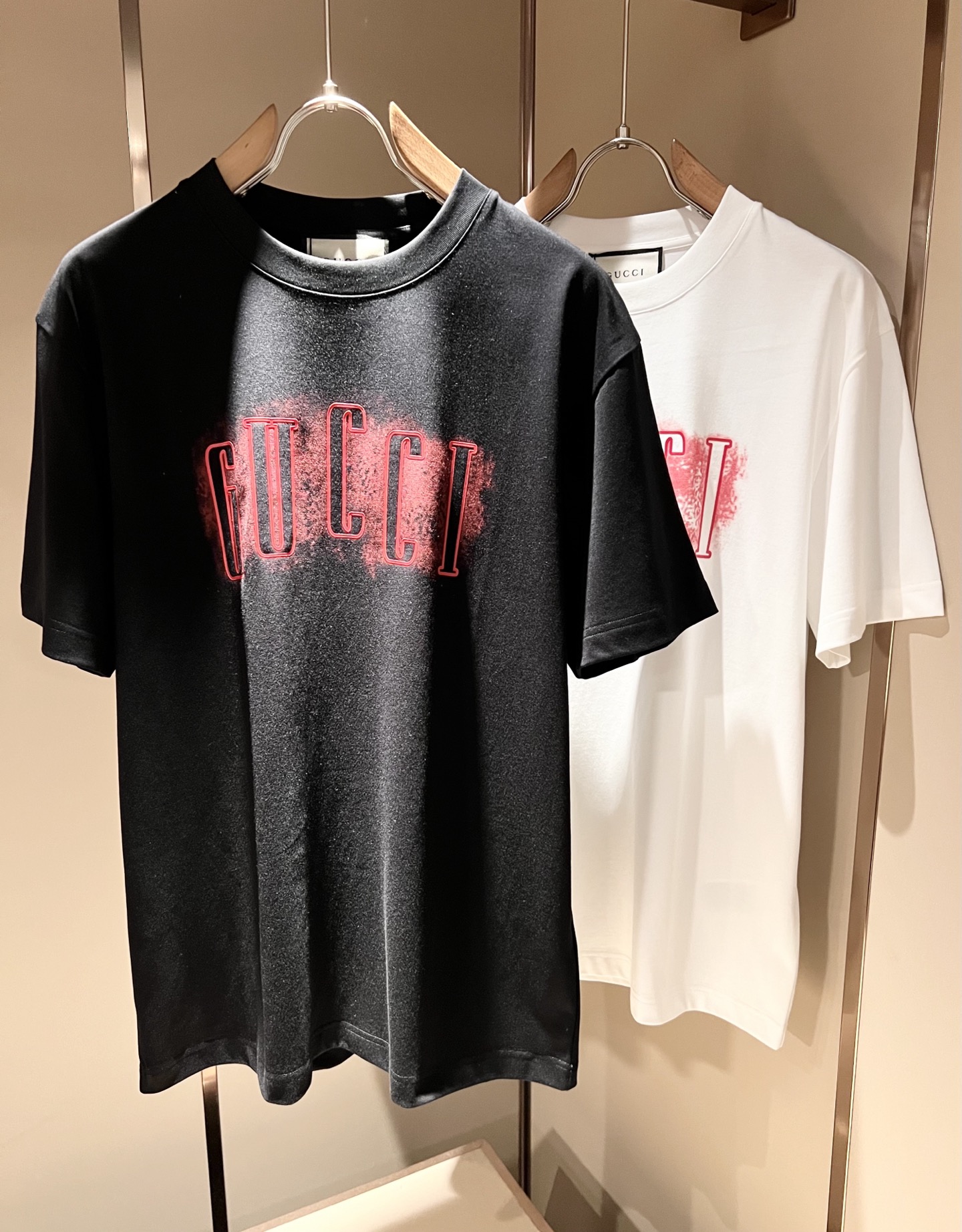Gucc*古家 2026春夏新款男女同情侣款👫休闲宽松棉质圆领短袖T恤衫！贸易公司渠道稀出，同步官网发售