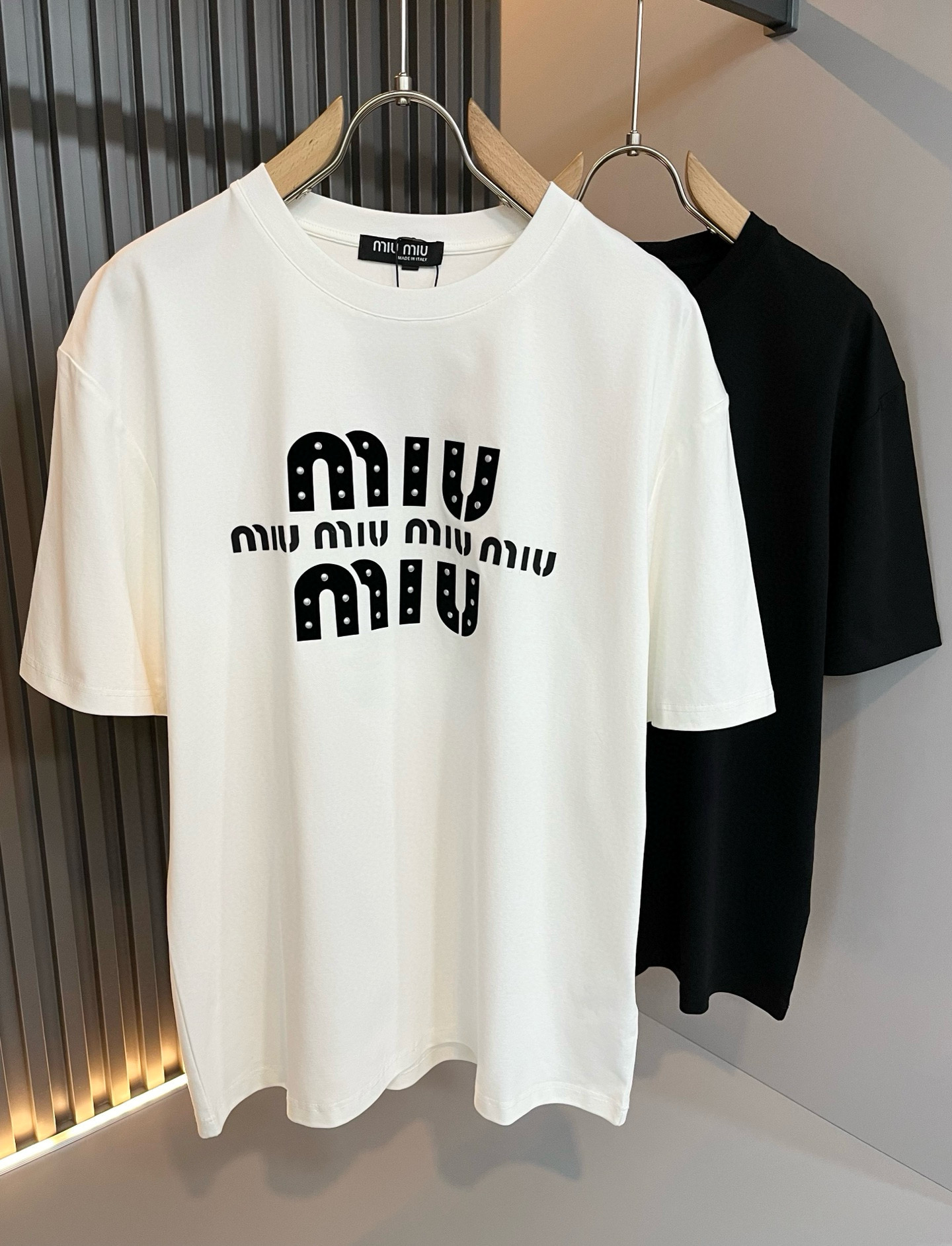 MIUMIU 谬谬2026春夏新款男女同款👫短袖T恤，品牌最新设计元素！既不单调也不复杂,恰到好处的展现