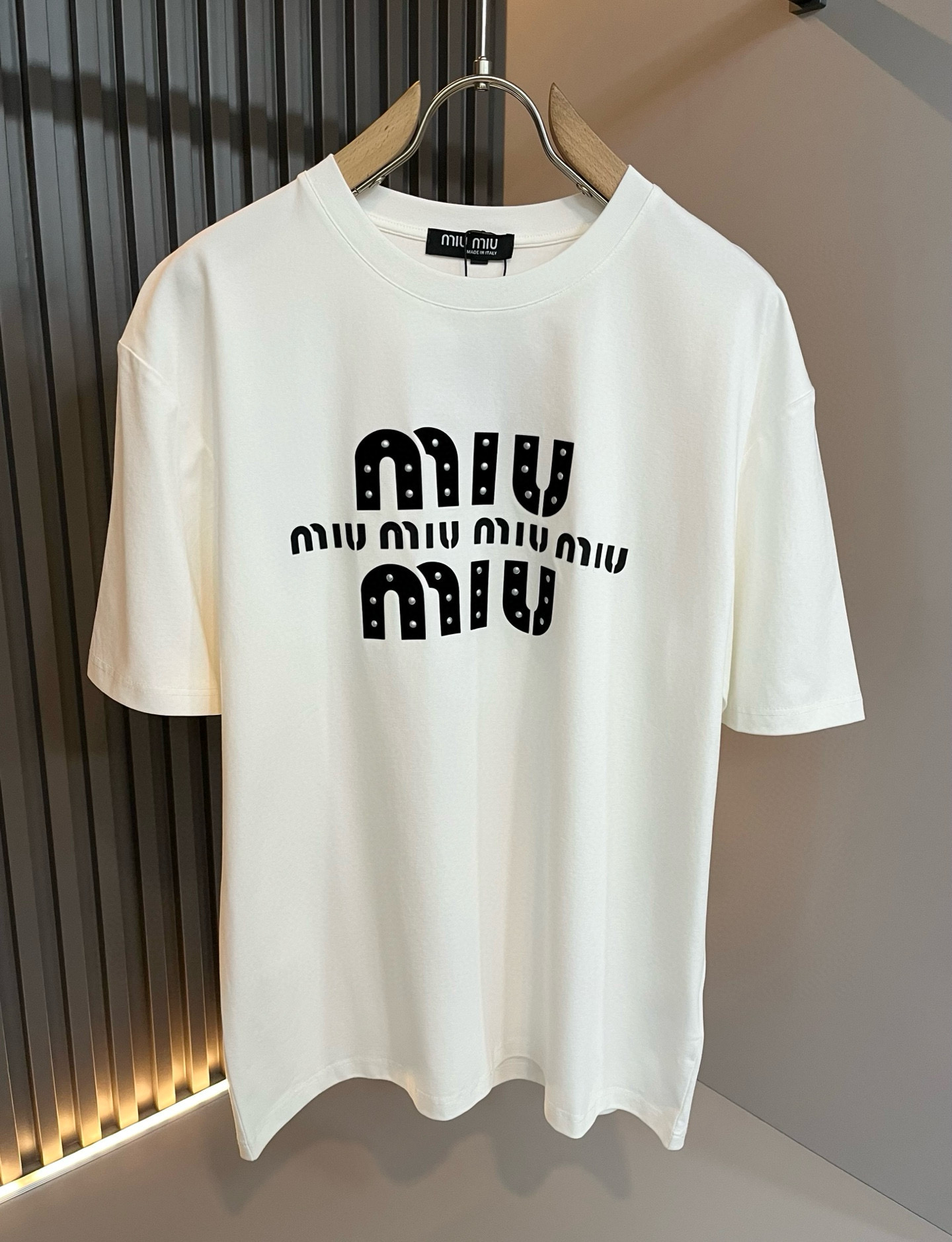 MIUMIU 谬谬2026春夏新款男女同款👫短袖T恤，品牌最新设计元素！既不单调也不复杂,恰到好处的展现