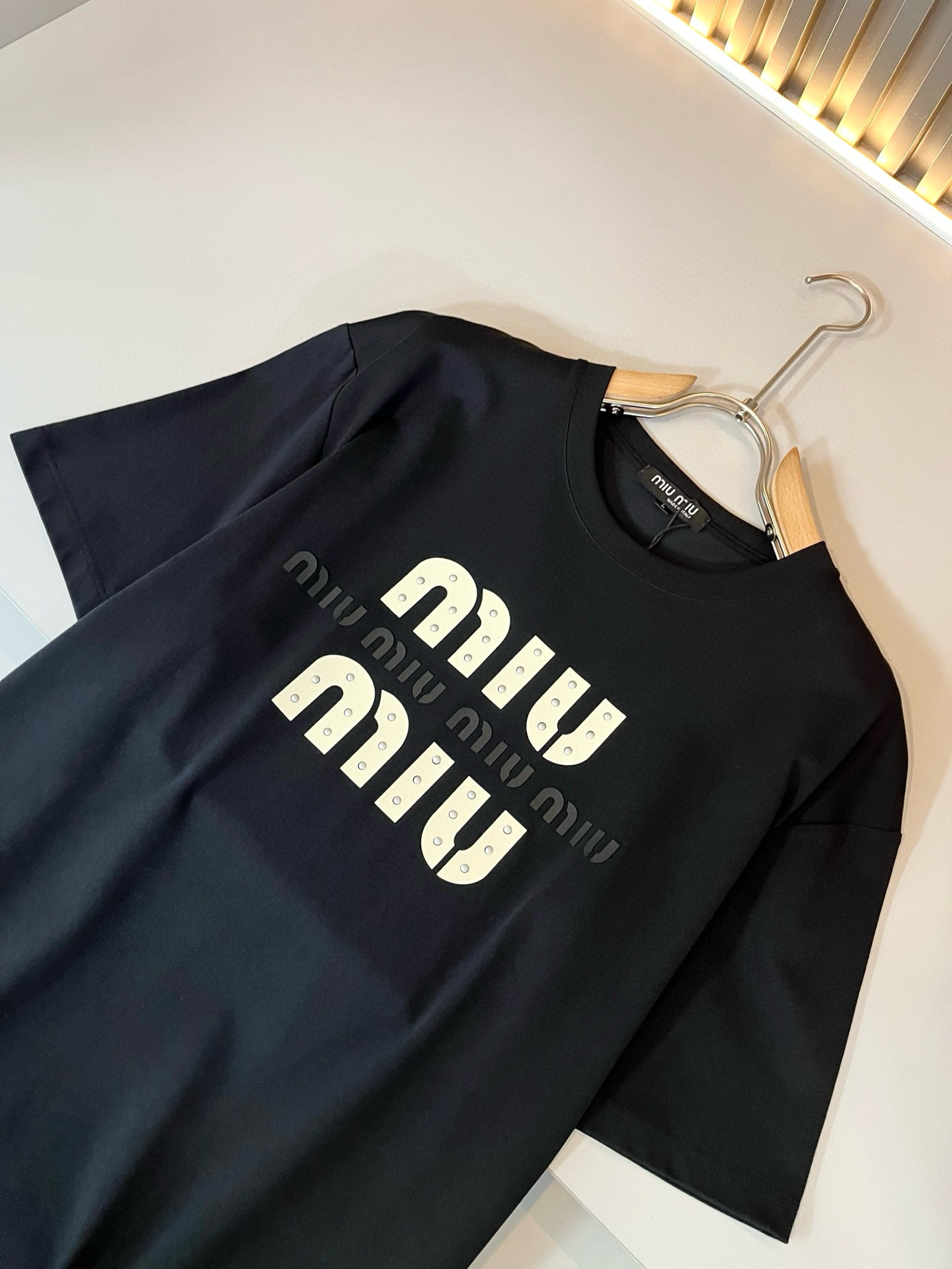 MIUMIU 谬谬2026春夏新款男女同款👫短袖T恤，品牌最新设计元素！既不单调也不复杂,恰到好处的展现