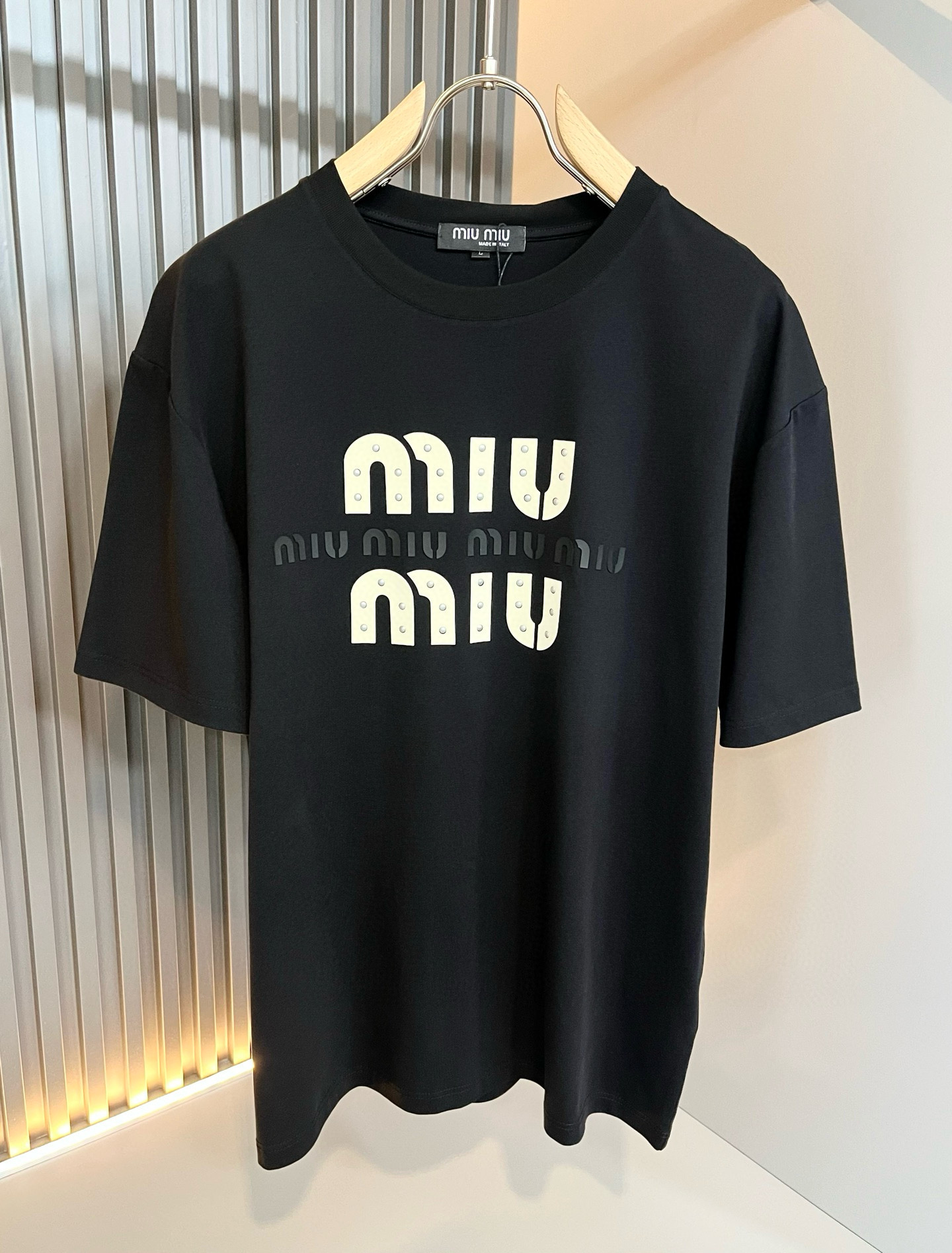 MIUMIU 谬谬2026春夏新款男女同款👫短袖T恤，品牌最新设计元素！既不单调也不复杂,恰到好处的展现