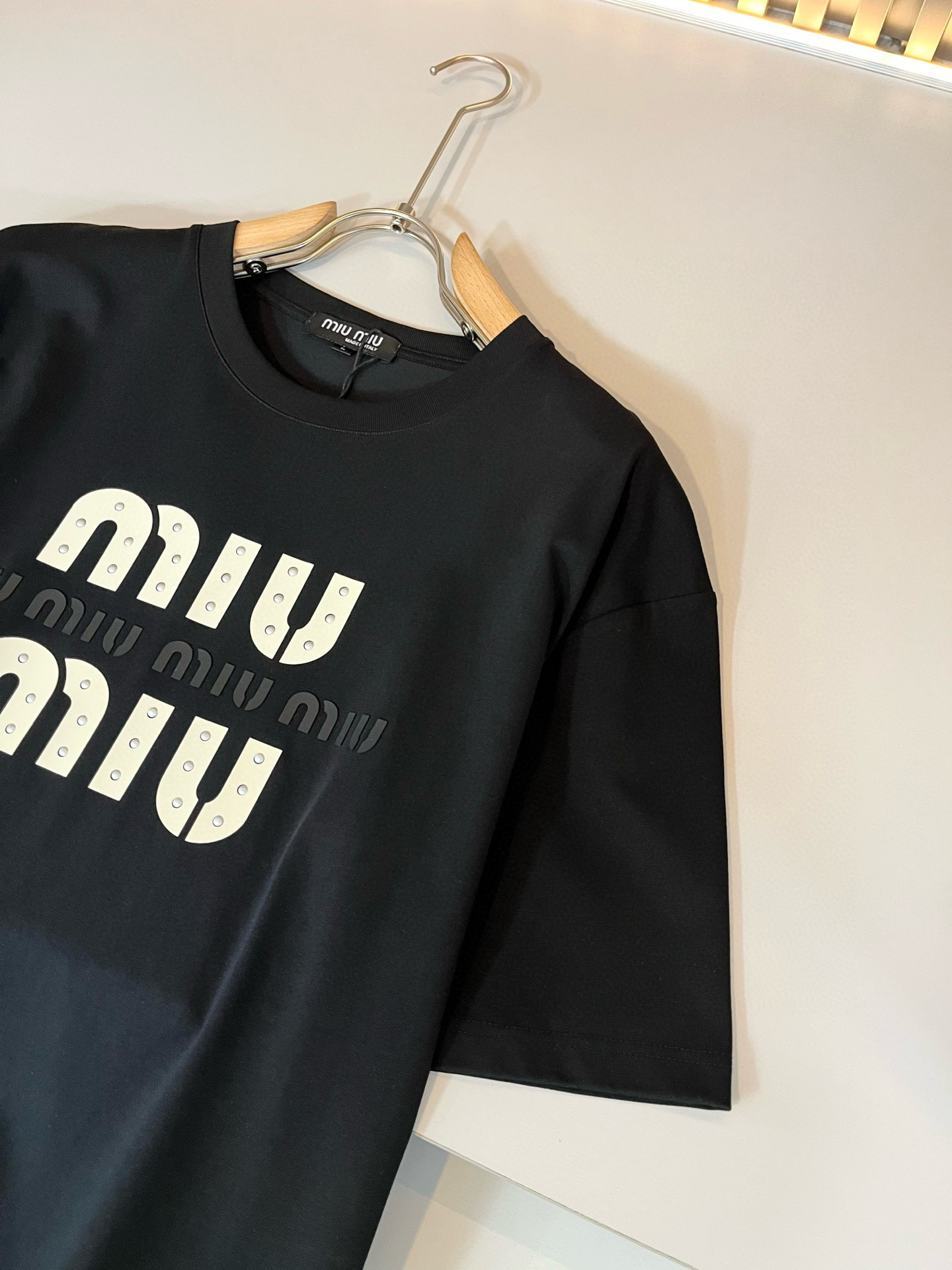 MIUMIU 谬谬2026春夏新款男女同款👫短袖T恤，品牌最新设计元素！既不单调也不复杂,恰到好处的展现