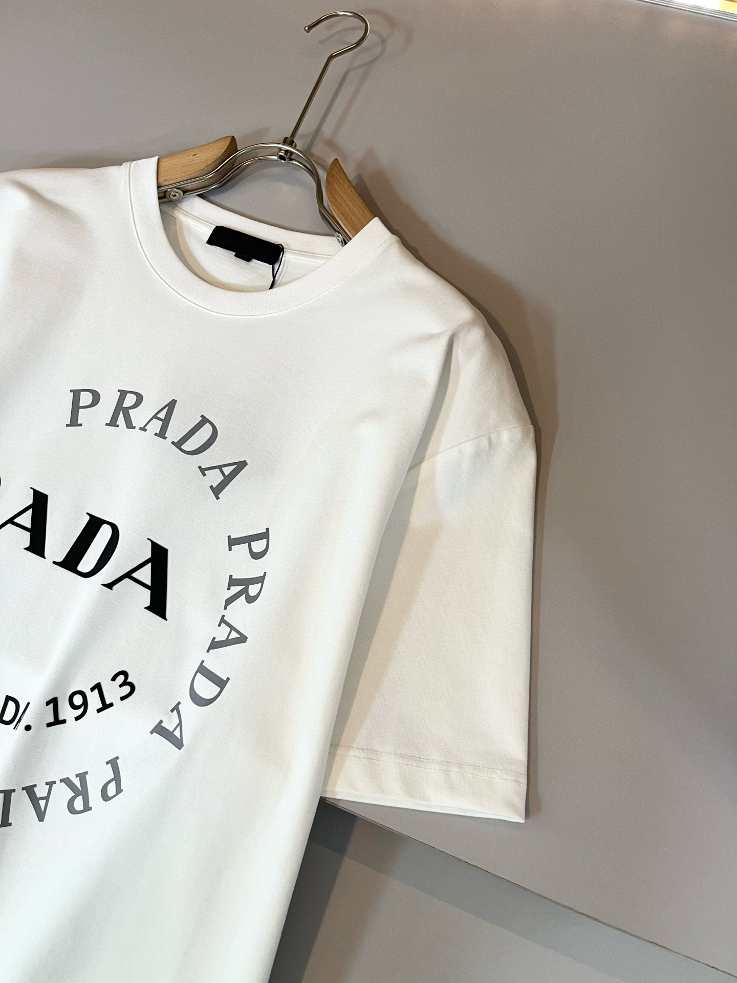 PRAD*A普*达2026春夏新款男女同款👫短袖T恤，最新款全网独家首上！！~既经典有时尚百搭，谁不爱啊