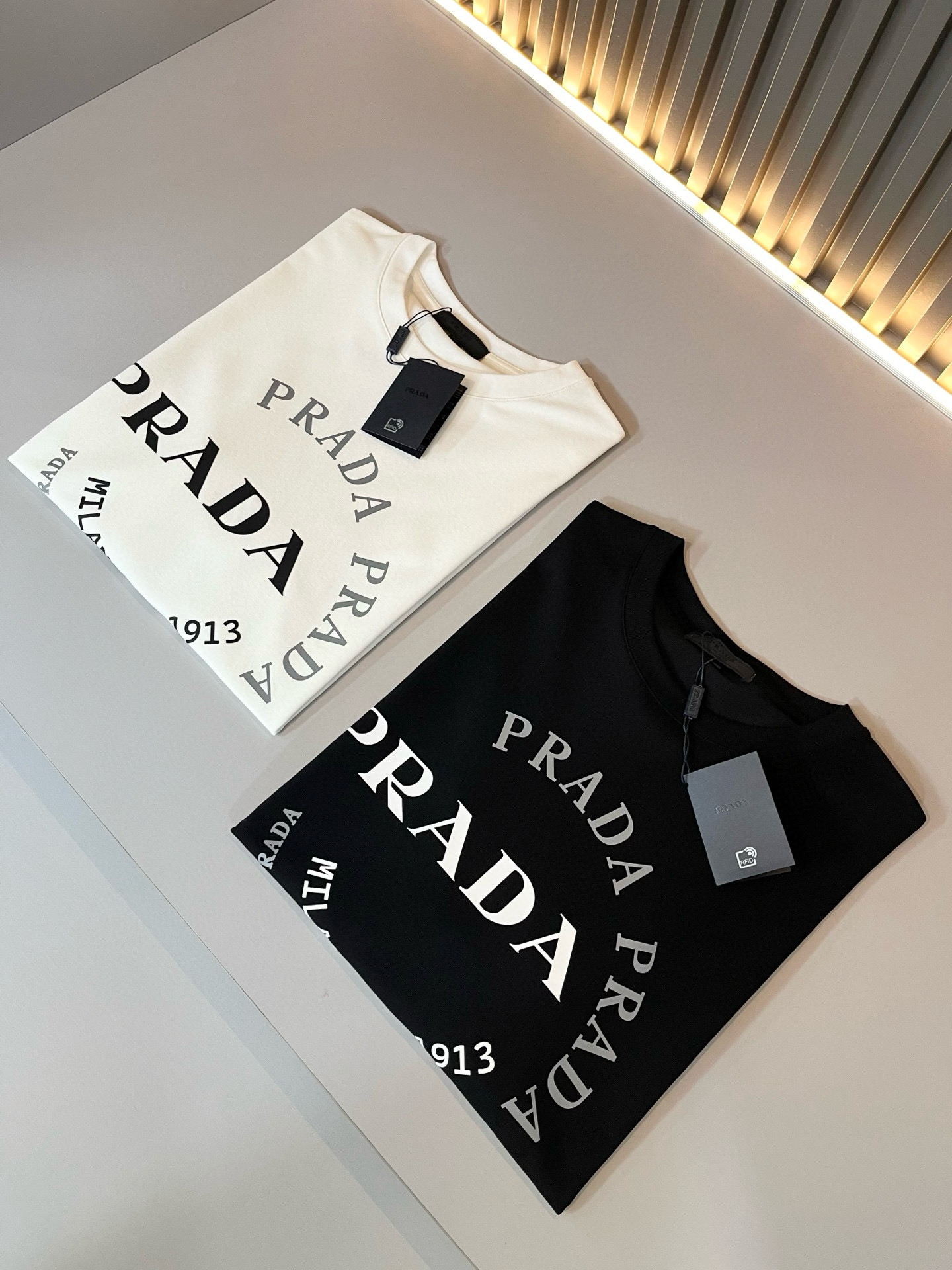PRAD*A普*达2026春夏新款男女同款👫短袖T恤，最新款全网独家首上！！~既经典有时尚百搭，谁不爱啊