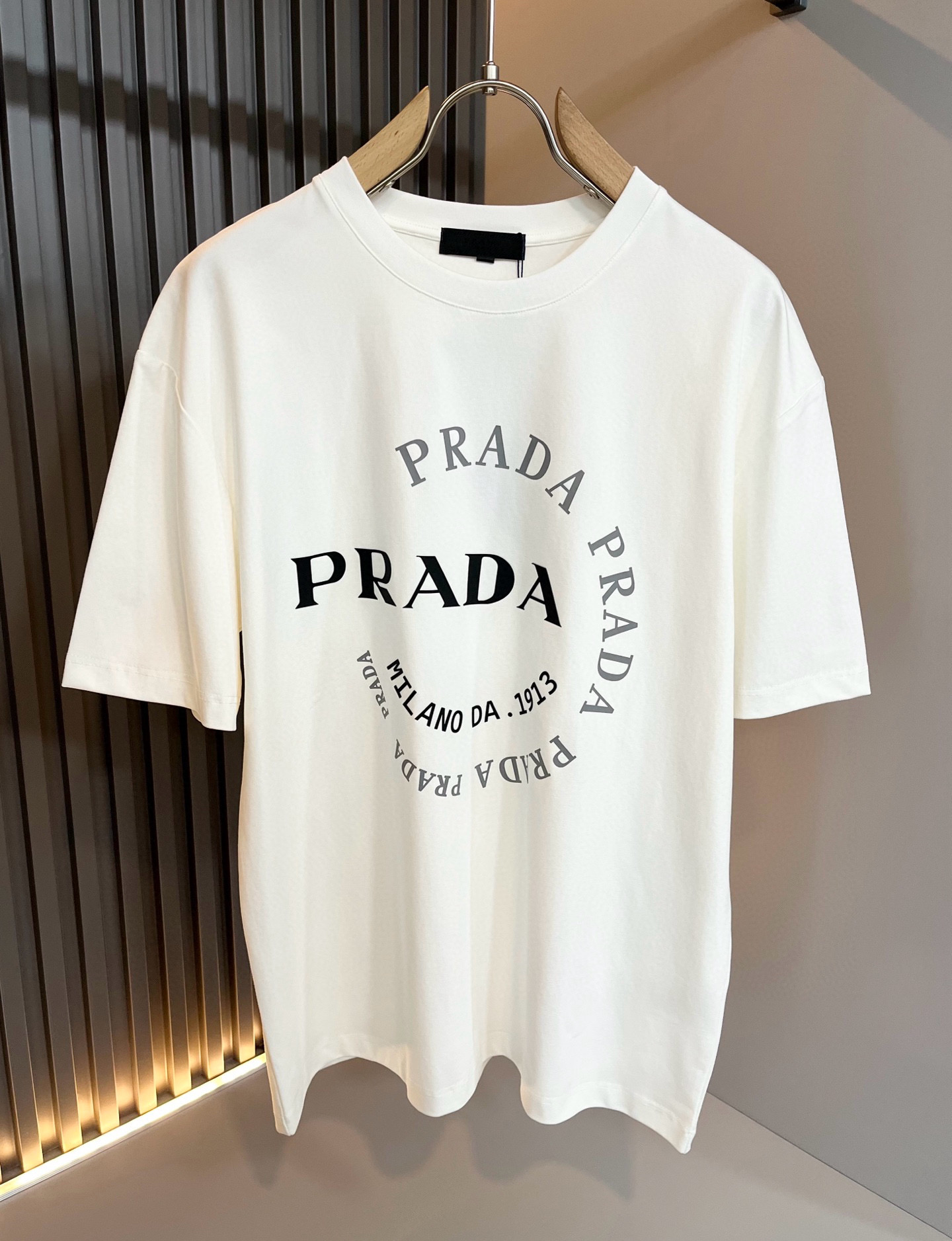 PRAD*A普*达2026春夏新款男女同款👫短袖T恤，最新款全网独家首上！！~既经典有时尚百搭，谁不爱啊