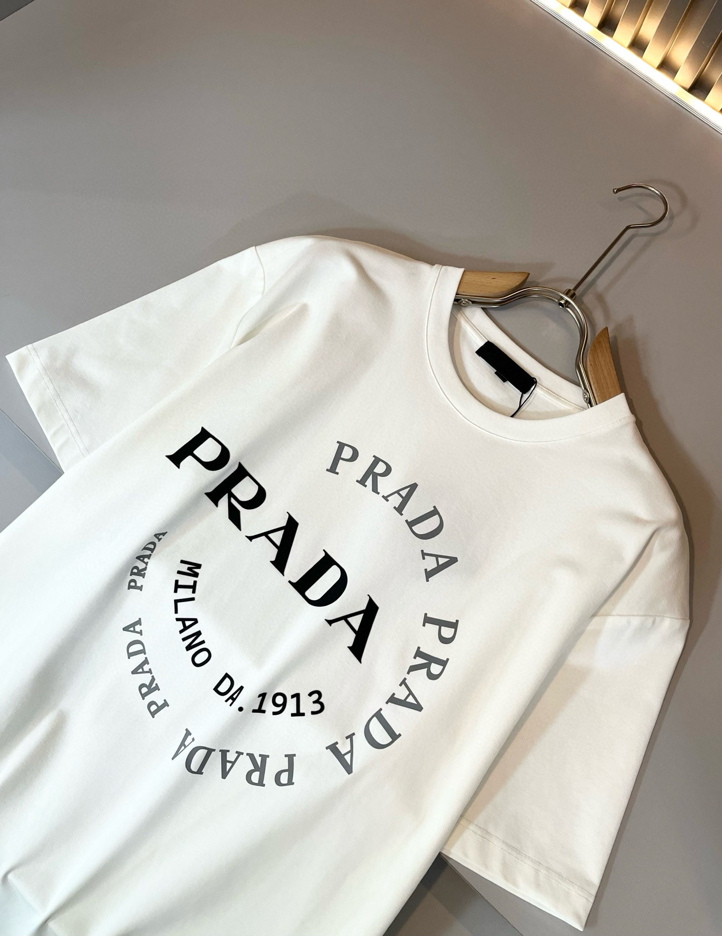 PRAD*A普*达2026春夏新款男女同款👫短袖T恤，最新款全网独家首上！！~既经典有时尚百搭，谁不爱啊