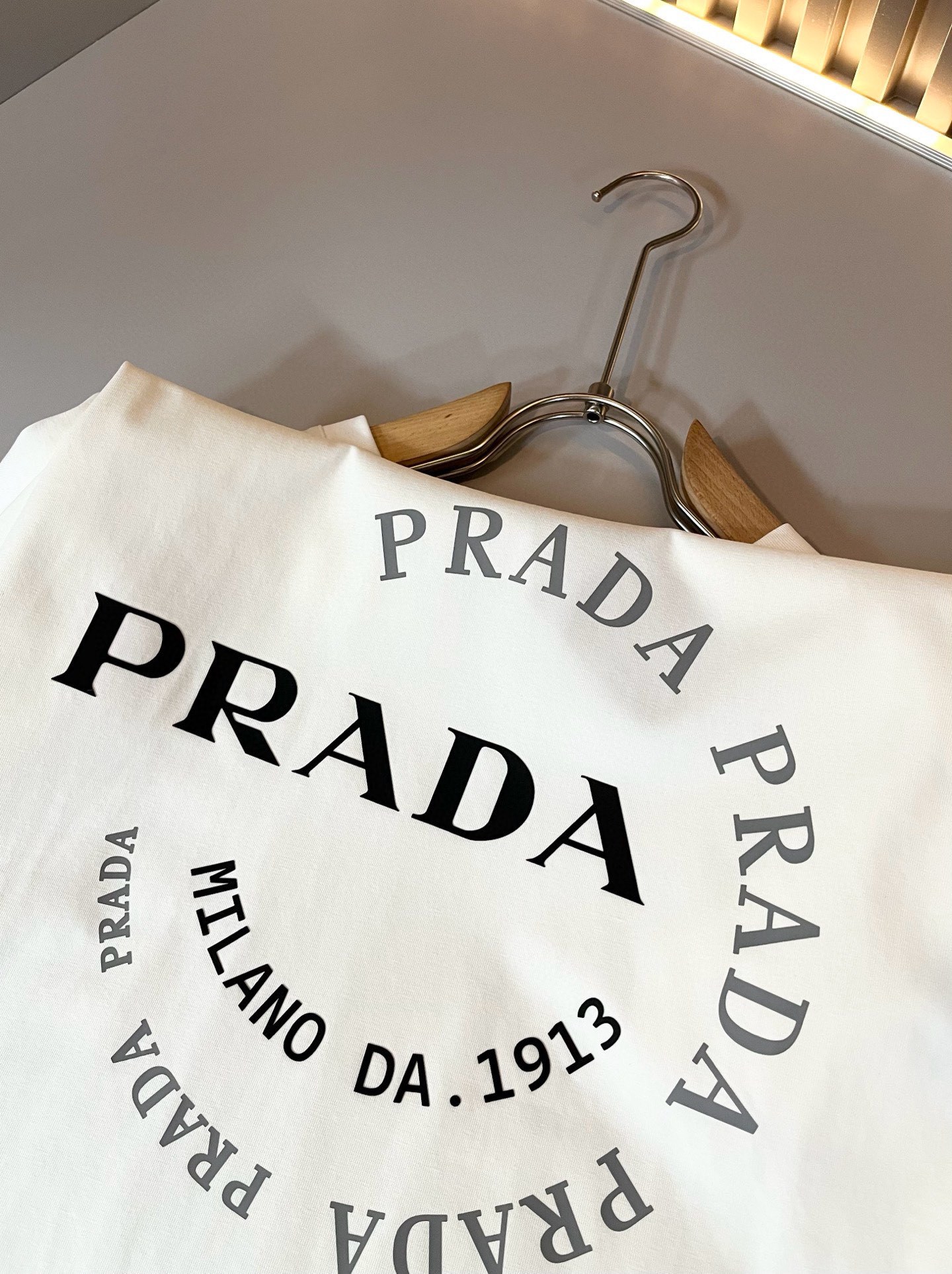 PRAD*A普*达2026春夏新款男女同款👫短袖T恤，最新款全网独家首上！！~既经典有时尚百搭，谁不爱啊