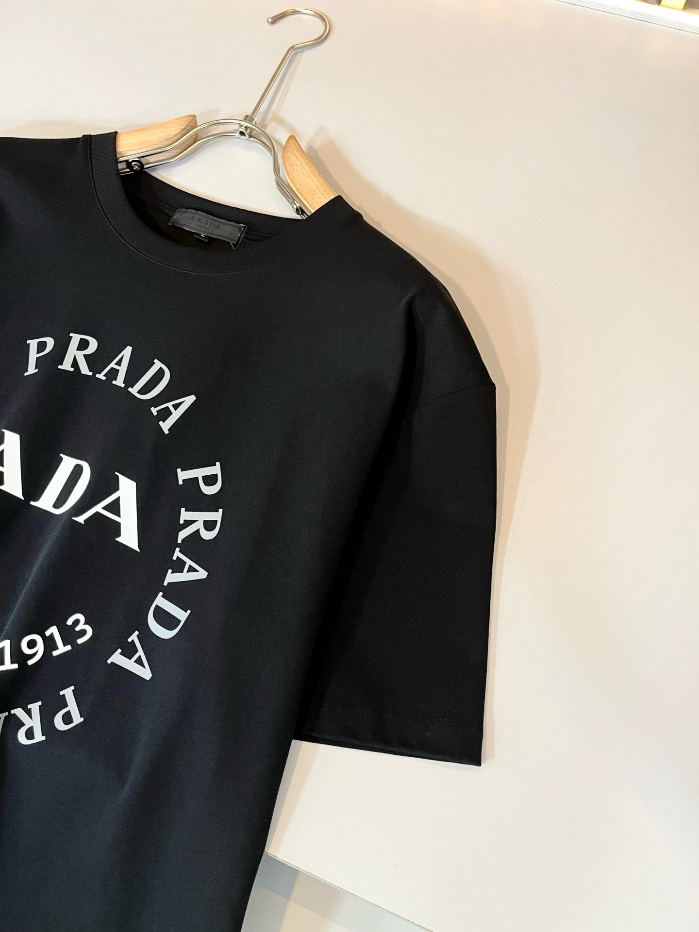 PRAD*A普*达2026春夏新款男女同款👫短袖T恤，最新款全网独家首上！！~既经典有时尚百搭，谁不爱啊
