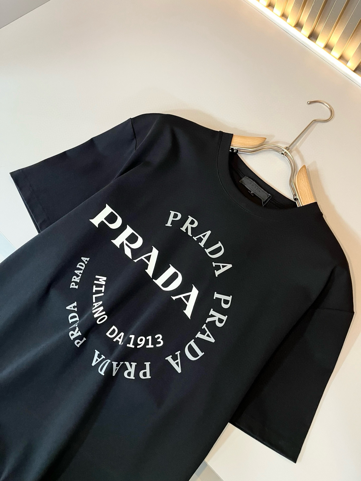 PRAD*A普*达2026春夏新款男女同款👫短袖T恤，最新款全网独家首上！！~既经典有时尚百搭，谁不爱啊