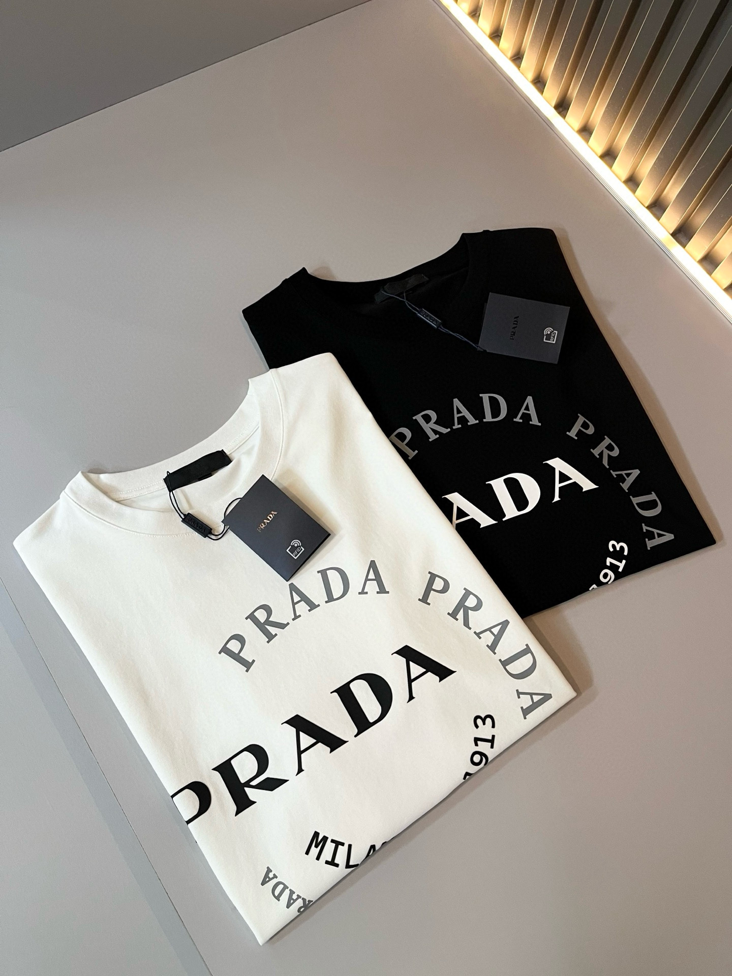 PRAD*A普*达2026春夏新款男女同款👫短袖T恤，最新款全网独家首上！！~既经典有时尚百搭，谁不爱啊