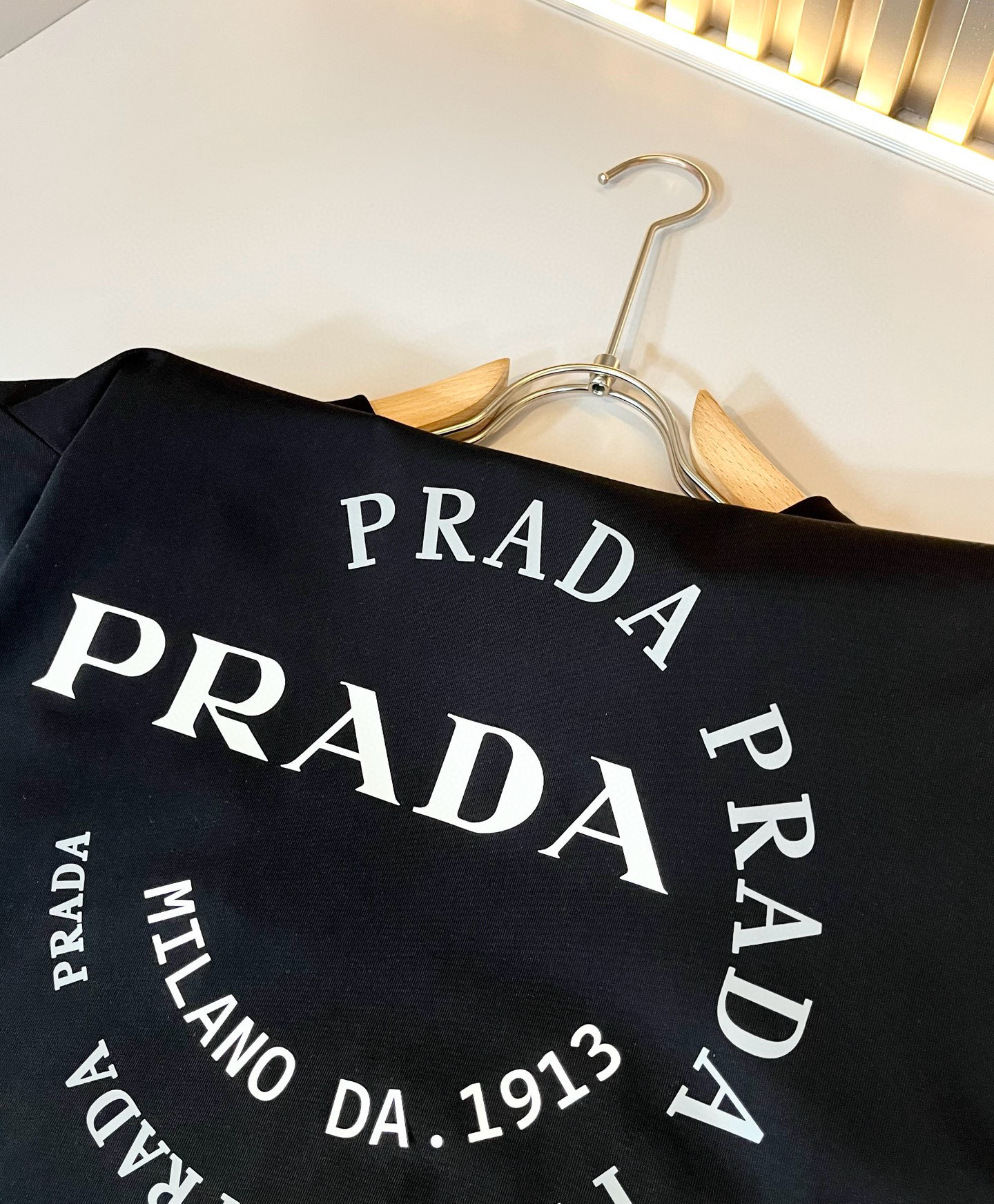PRAD*A普*达2026春夏新款男女同款👫短袖T恤，最新款全网独家首上！！~既经典有时尚百搭，谁不爱啊