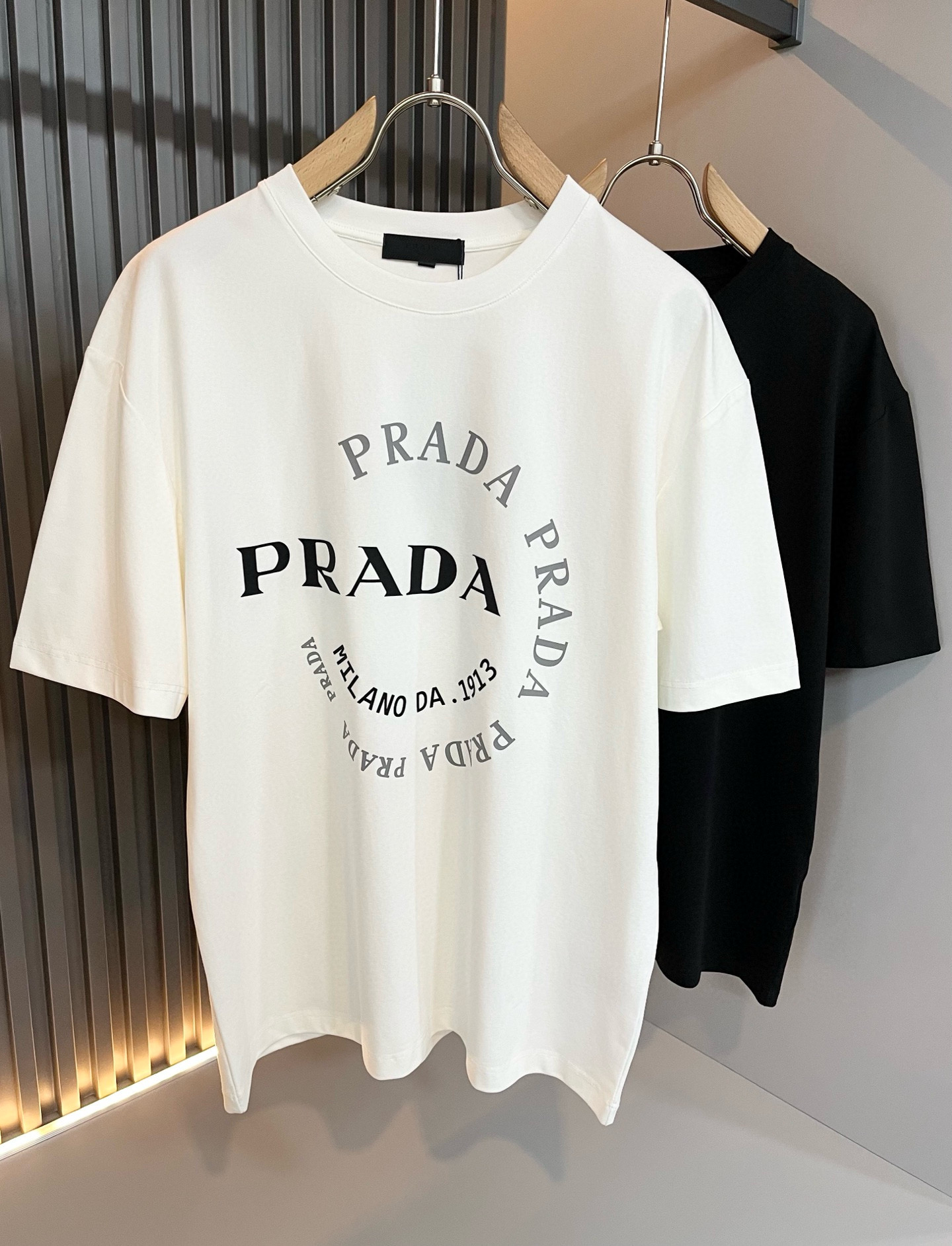 PRAD*A普*达2026春夏新款男女同款👫短袖T恤，最新款全网独家首上！！~既经典有时尚百搭，谁不爱啊