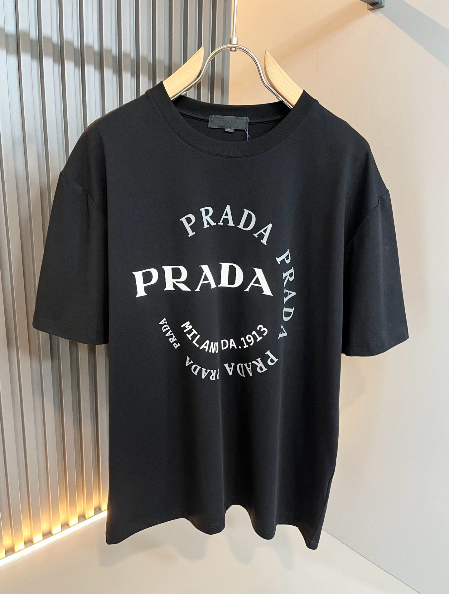 PRAD*A普*达2026春夏新款男女同款👫短袖T恤，最新款全网独家首上！！~既经典有时尚百搭，谁不爱啊