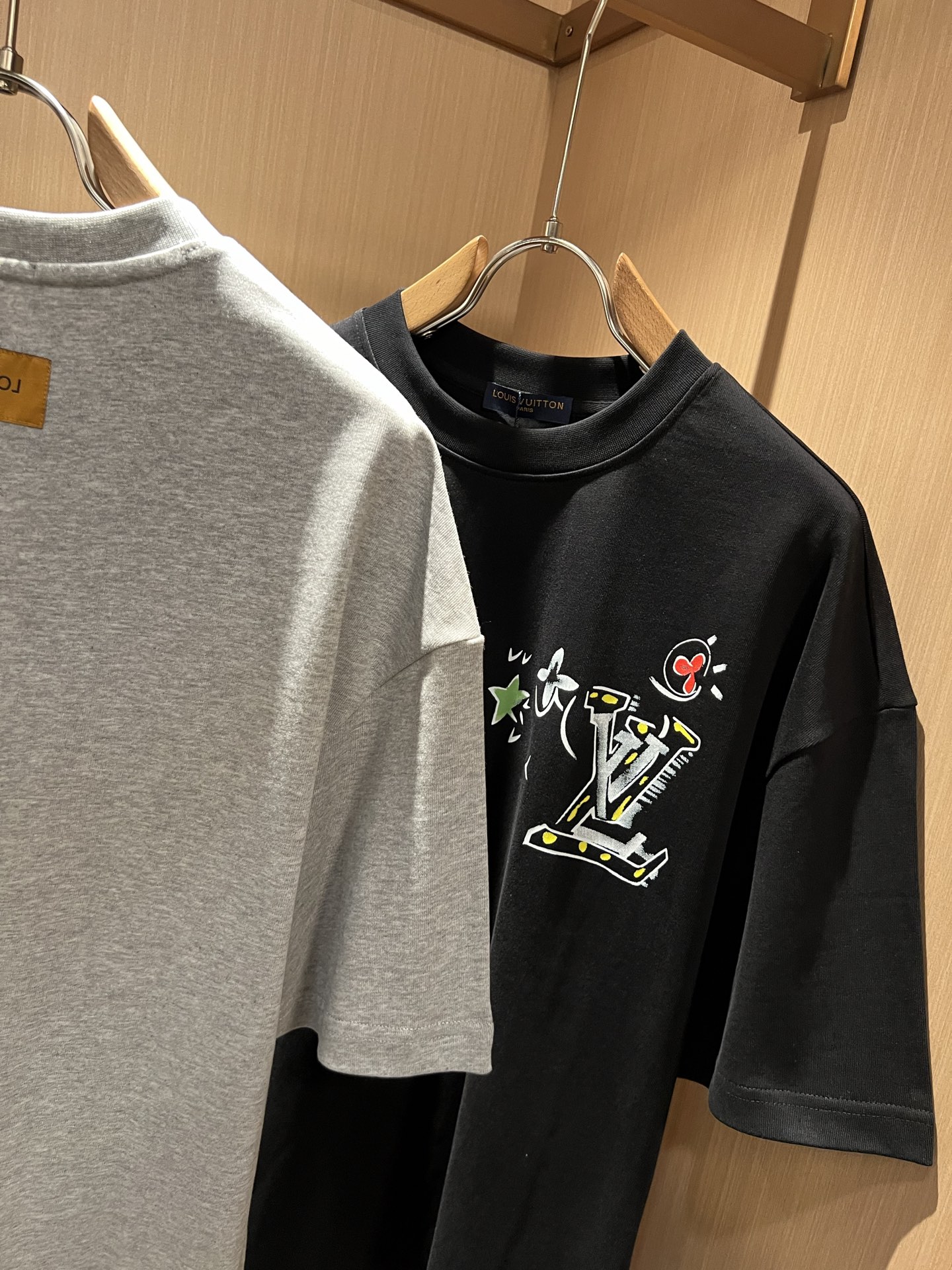 LouisVuitt*路易*登 2026春夏全新系列单品上线，非常时髦前卫的一款男女同款短袖T恤，标识l