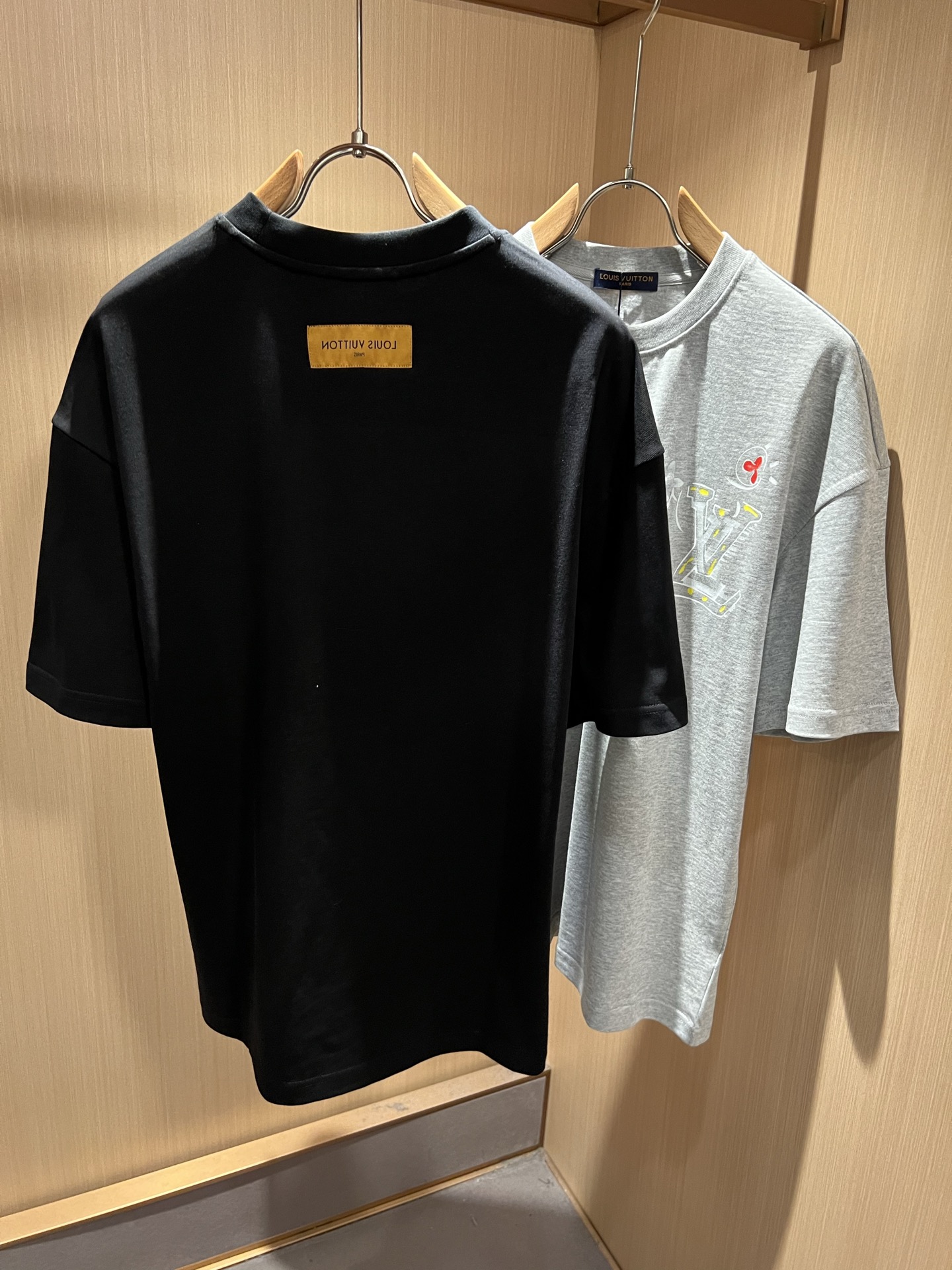 LouisVuitt*路易*登 2026春夏全新系列单品上线，非常时髦前卫的一款男女同款短袖T恤，标识l
