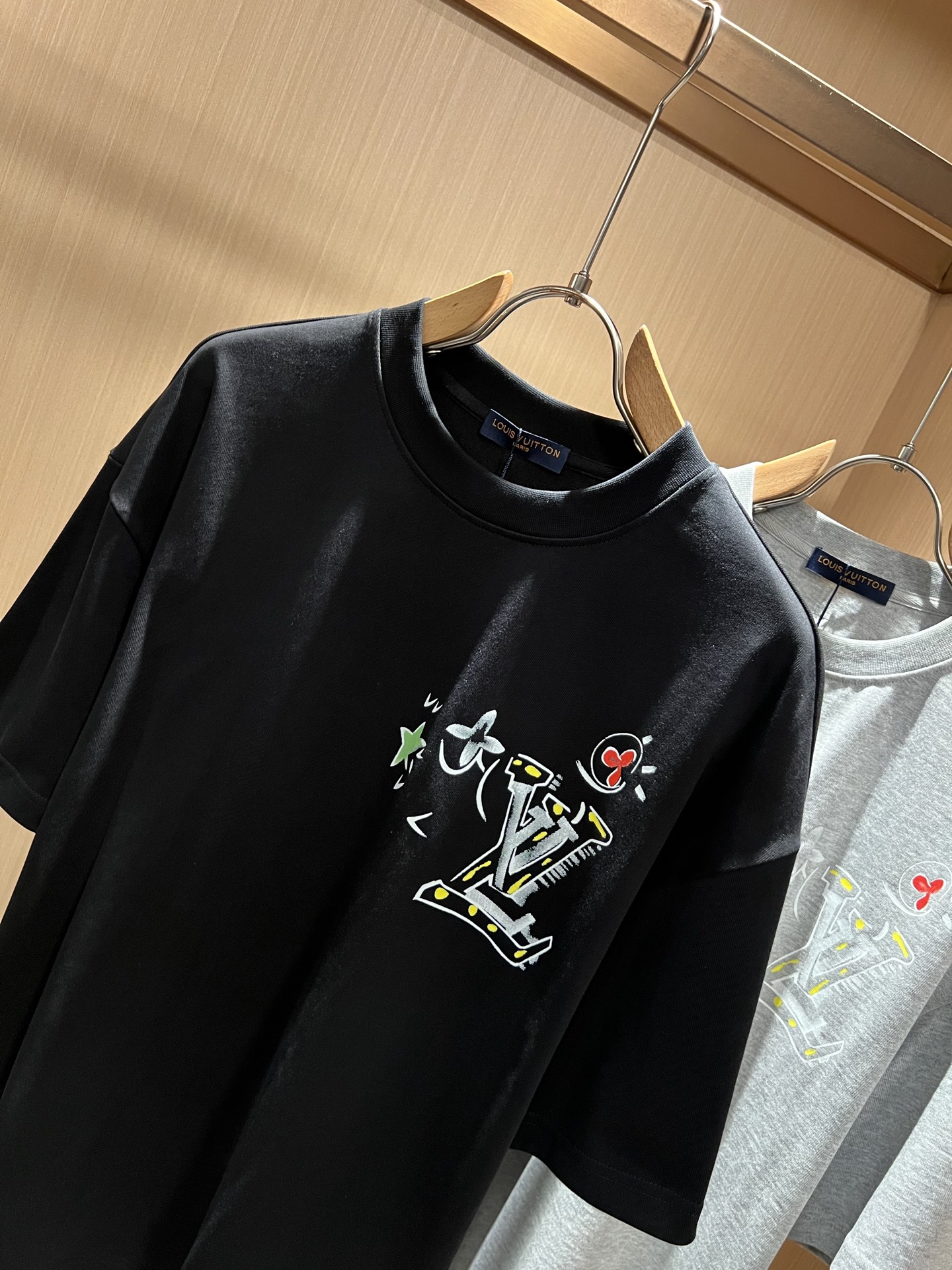 LouisVuitt*路易*登 2026春夏全新系列单品上线，非常时髦前卫的一款男女同款短袖T恤，标识l