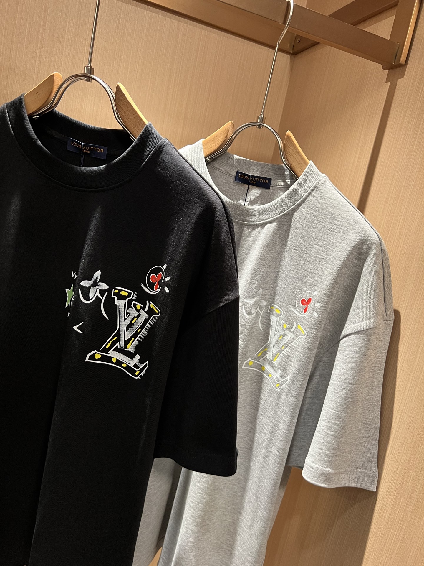 LouisVuitt*路易*登 2026春夏全新系列单品上线，非常时髦前卫的一款男女同款短袖T恤，标识l