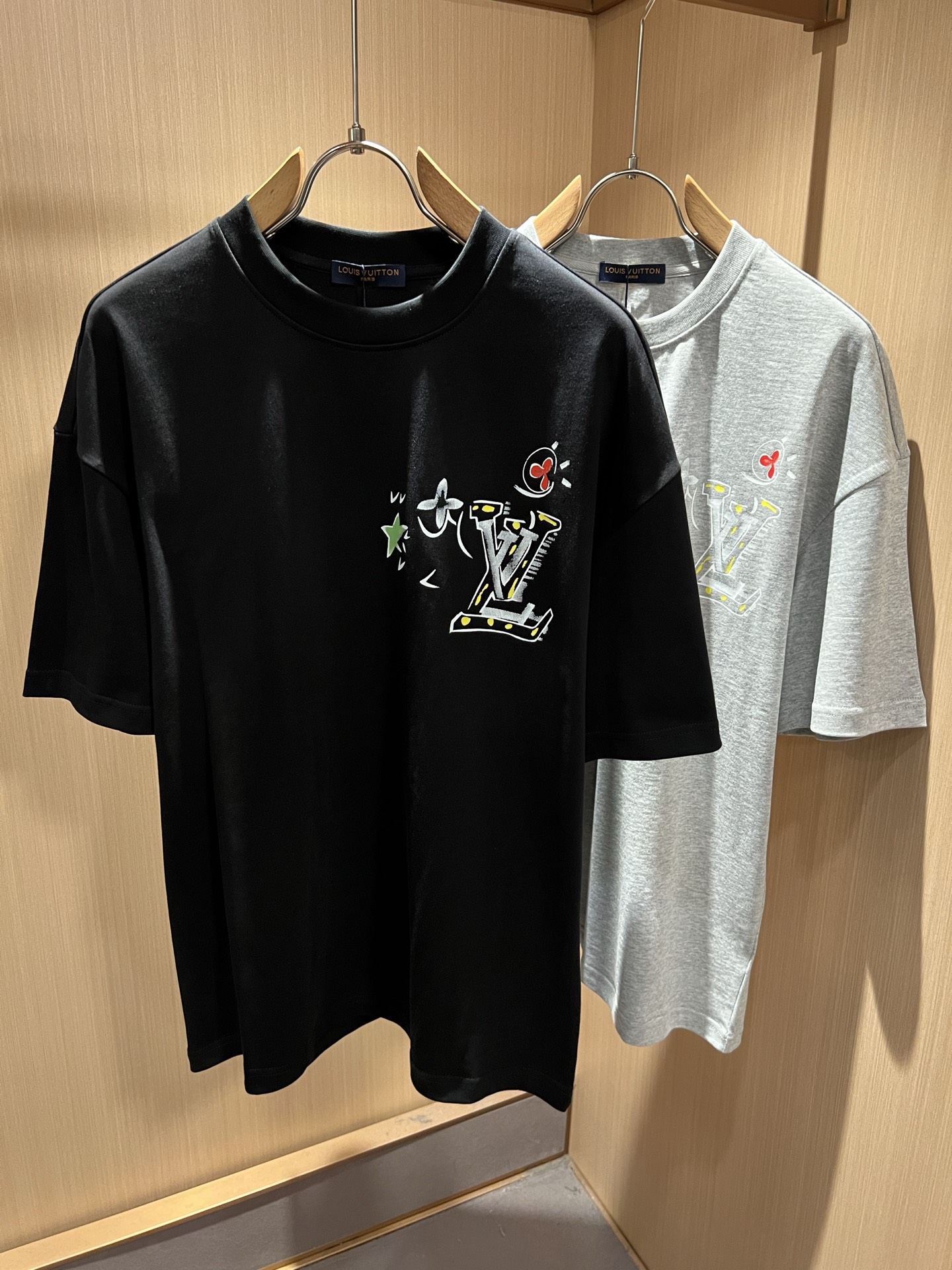 LouisVuitt*路易*登 2026春夏全新系列单品上线，非常时髦前卫的一款男女同款短袖T恤，标识l