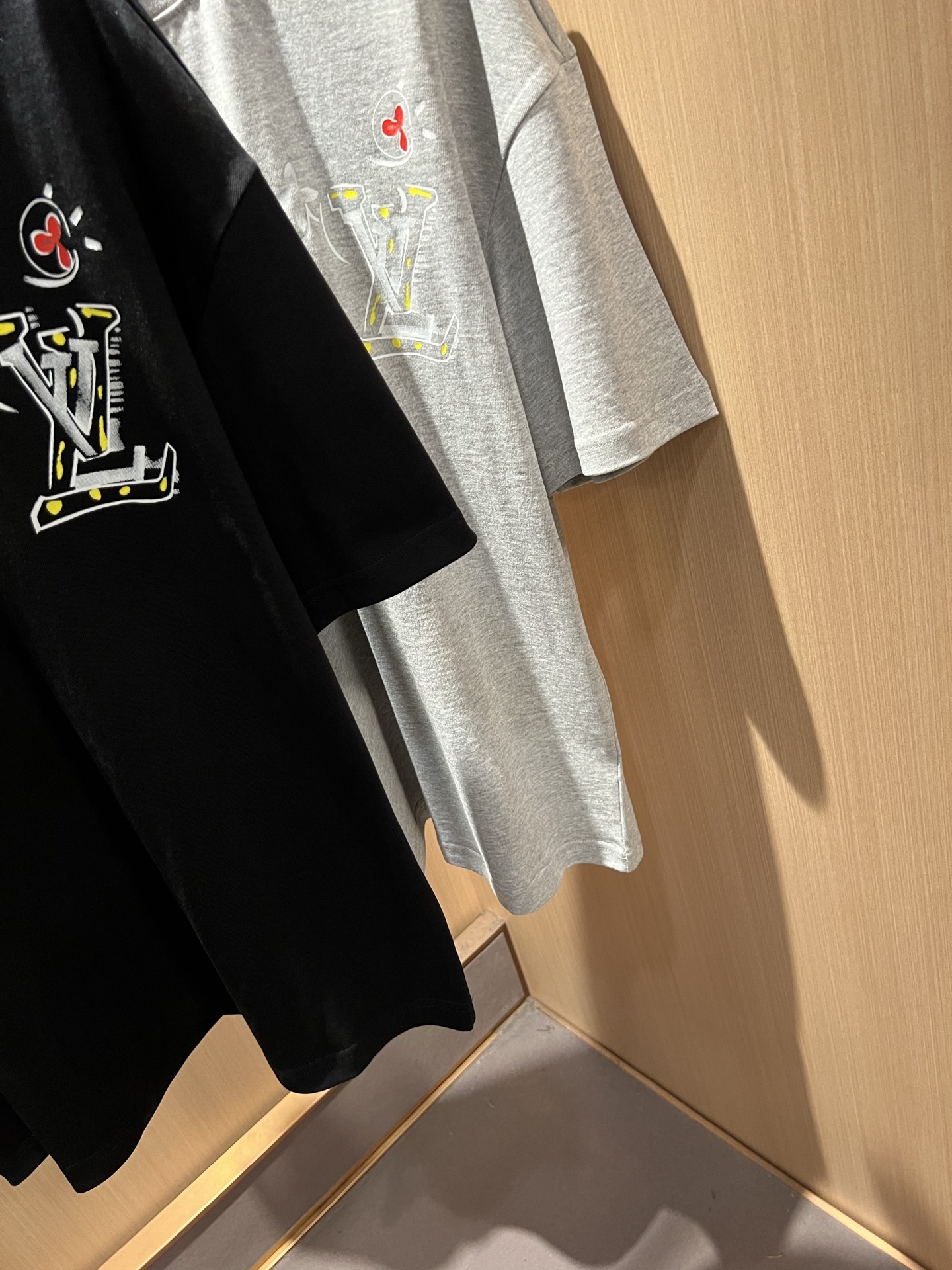 LouisVuitt*路易*登 2026春夏全新系列单品上线，非常时髦前卫的一款男女同款短袖T恤，标识l