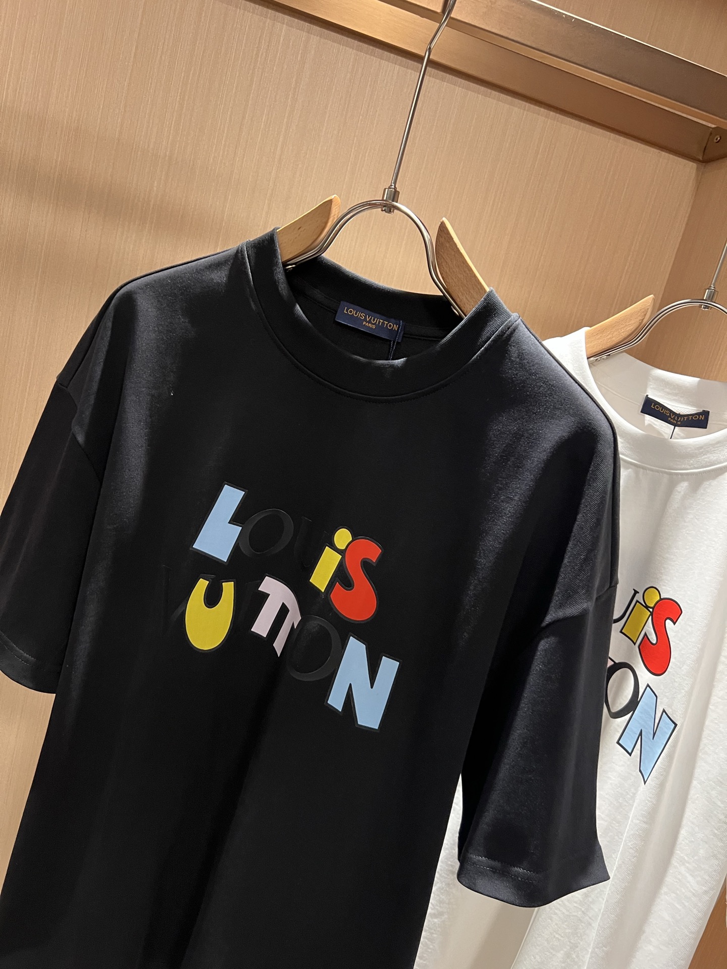 LouisVuitt*路易*登 2026春夏全新系列单品上线，非常时髦前卫的一款男女同款短袖T恤，标识l