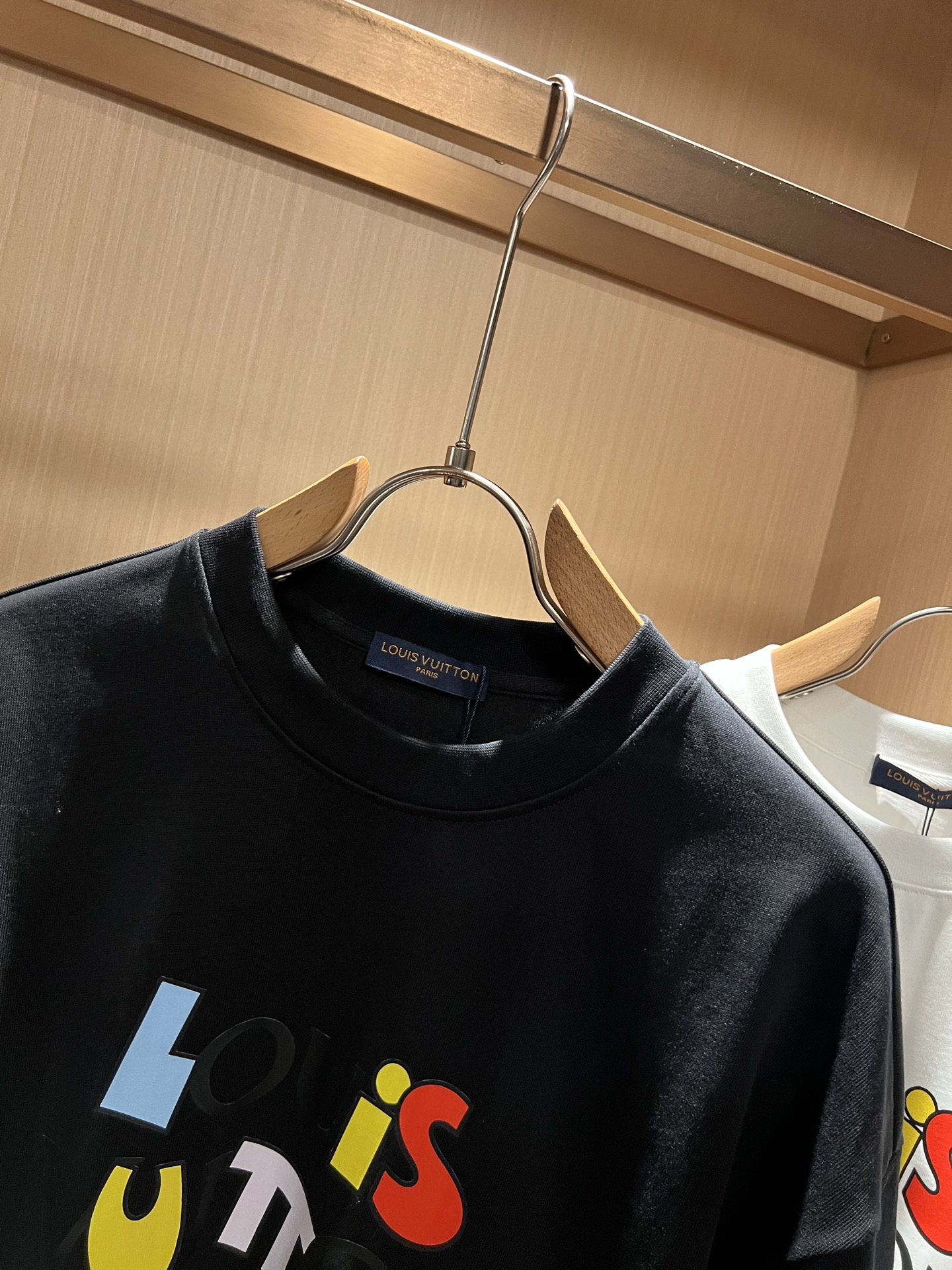 LouisVuitt*路易*登 2026春夏全新系列单品上线，非常时髦前卫的一款男女同款短袖T恤，标识l