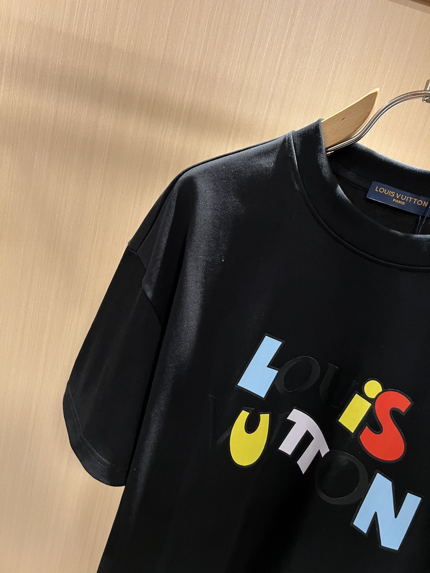 LouisVuitt*路易*登 2026春夏全新系列单品上线，非常时髦前卫的一款男女同款短袖T恤，标识l