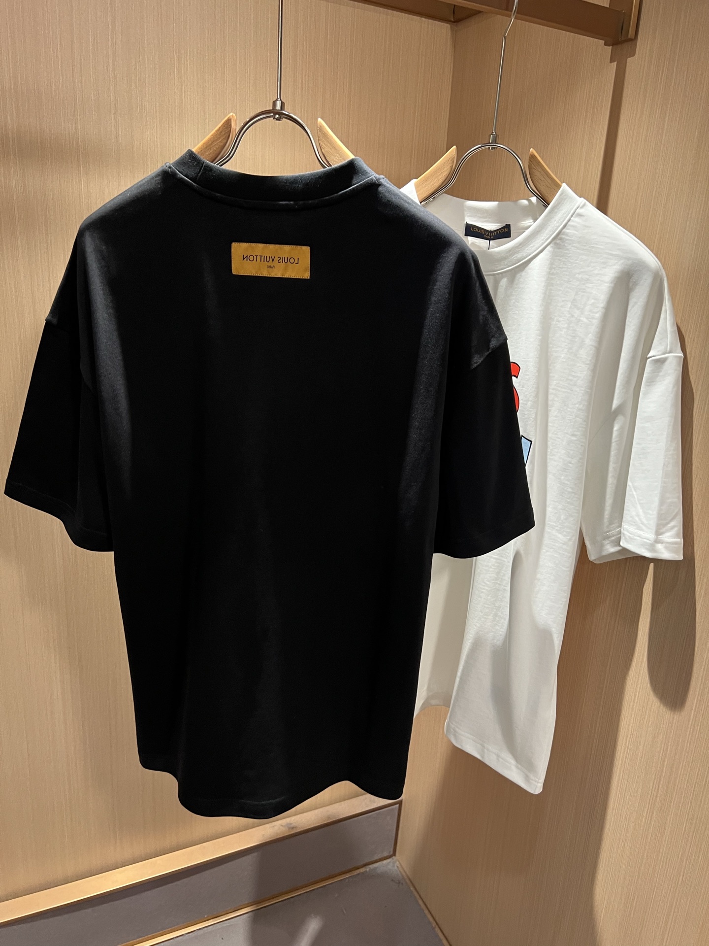 LouisVuitt*路易*登 2026春夏全新系列单品上线，非常时髦前卫的一款男女同款短袖T恤，标识l
