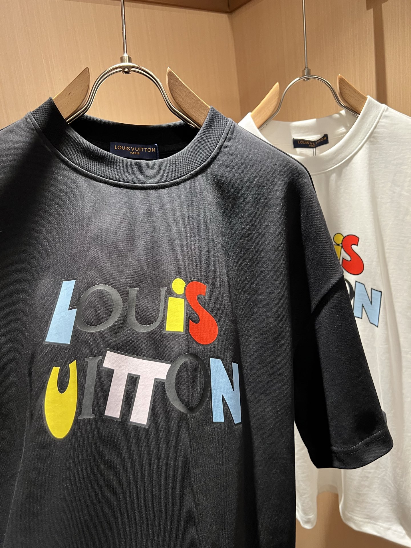 LouisVuitt*路易*登 2026春夏全新系列单品上线，非常时髦前卫的一款男女同款短袖T恤，标识l