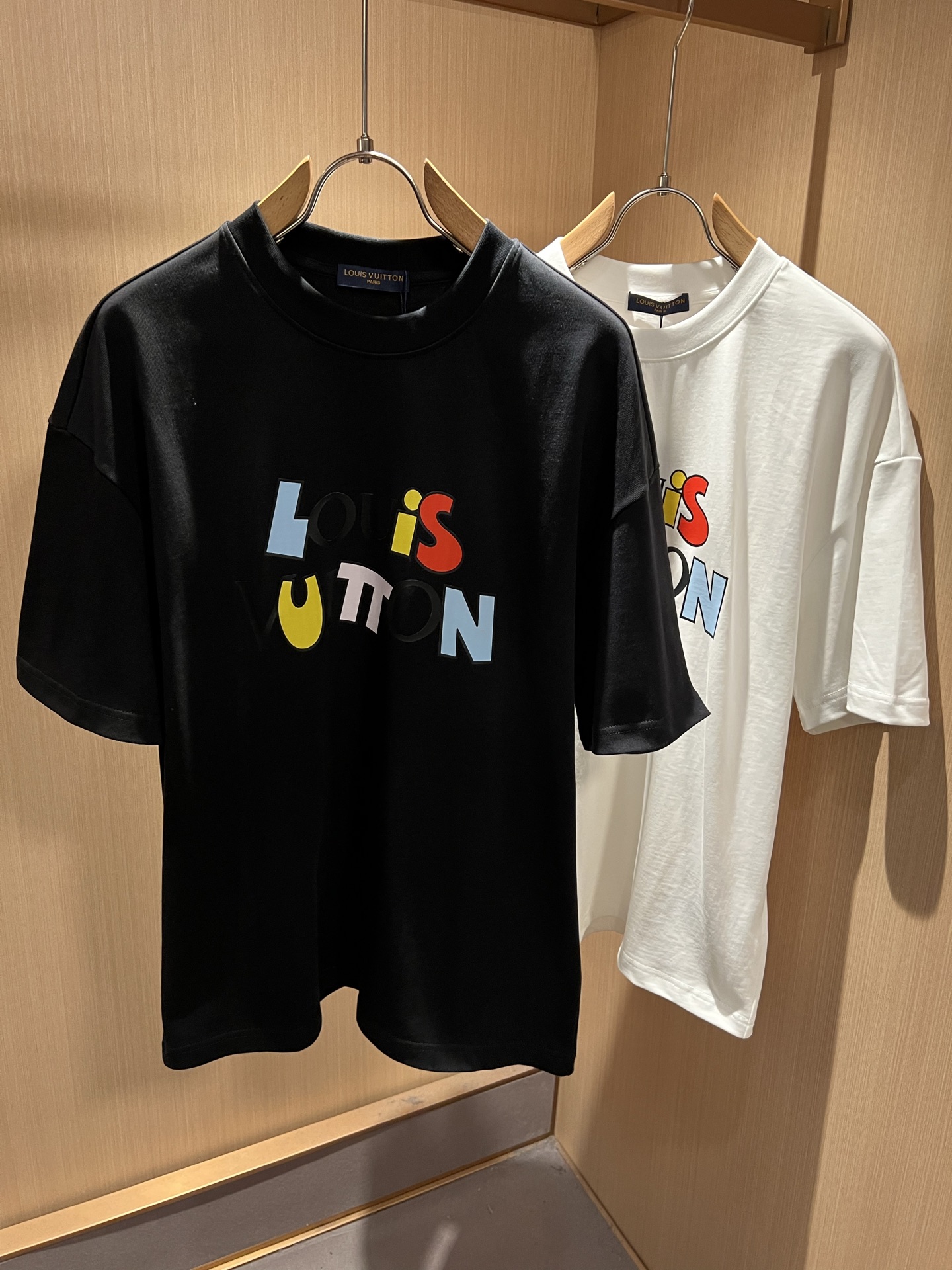 LouisVuitt*路易*登 2026春夏全新系列单品上线，非常时髦前卫的一款男女同款短袖T恤，标识l