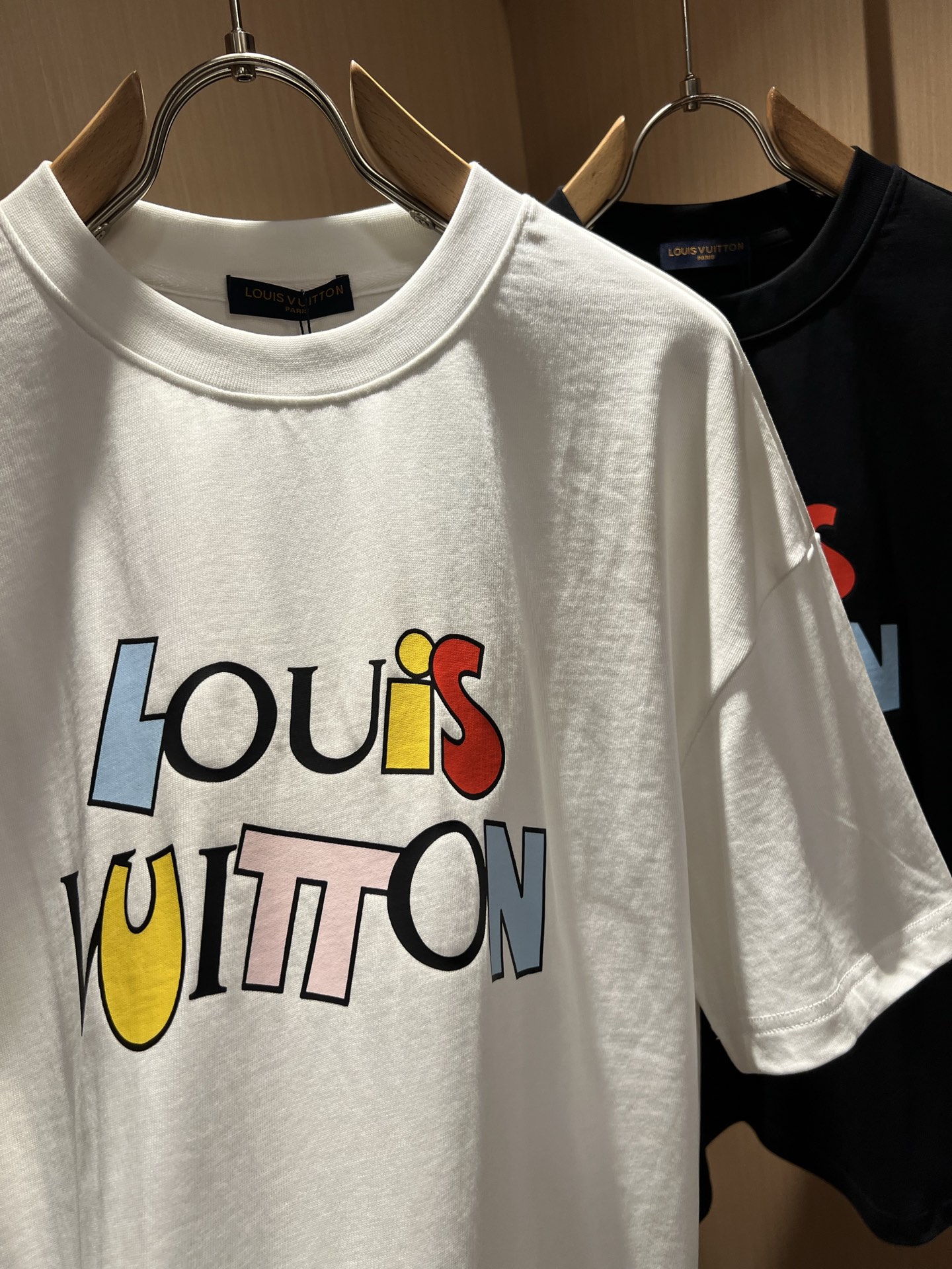 LouisVuitt*路易*登 2026春夏全新系列单品上线，非常时髦前卫的一款男女同款短袖T恤，标识l