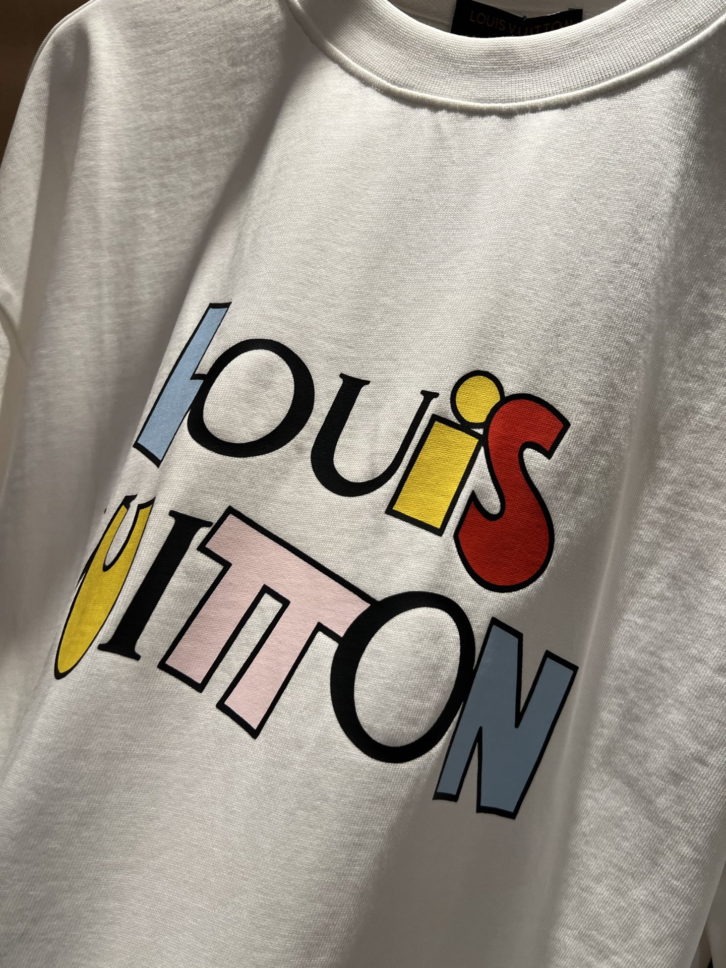 LouisVuitt*路易*登 2026春夏全新系列单品上线，非常时髦前卫的一款男女同款短袖T恤，标识l