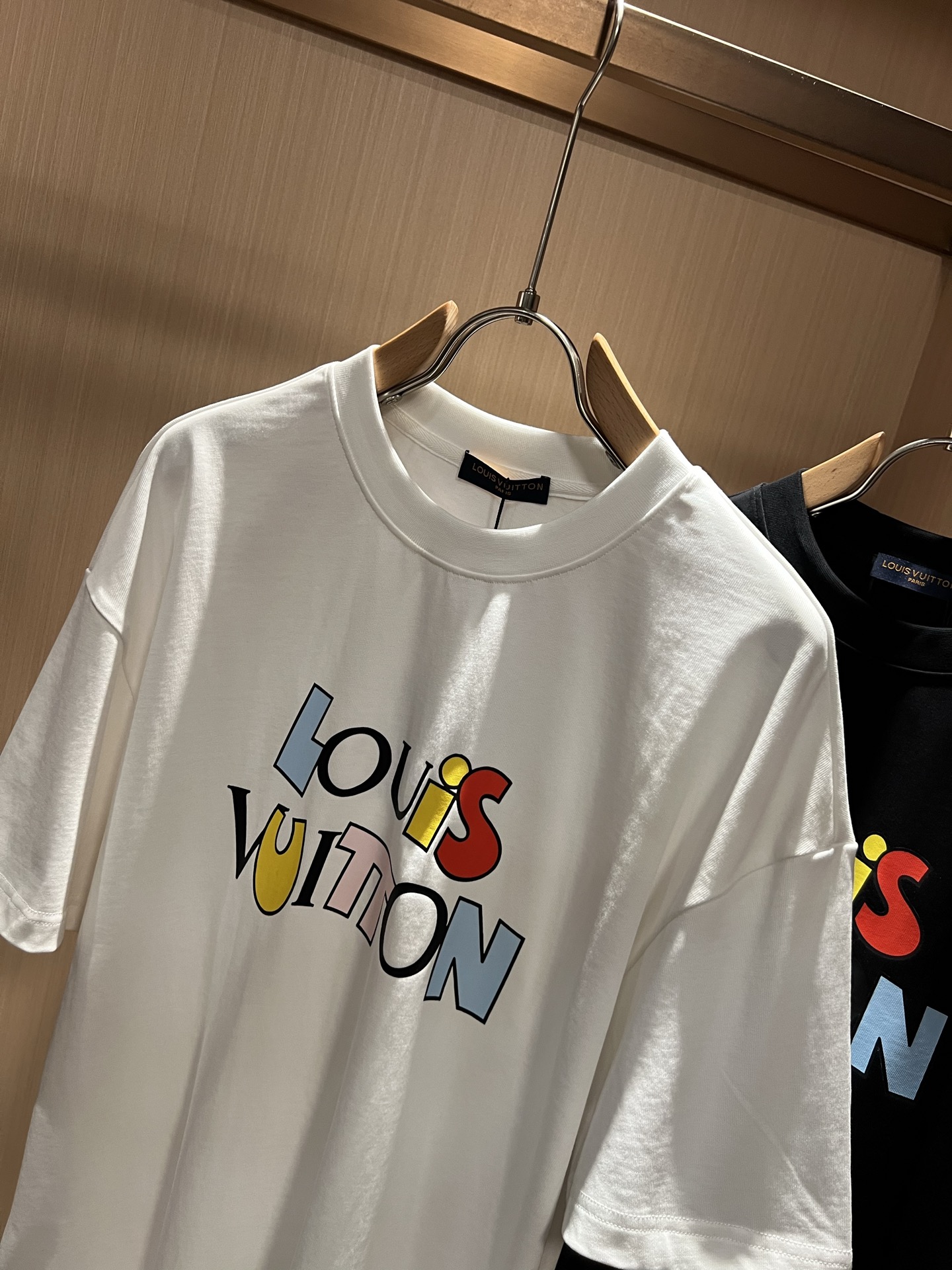 LouisVuitt*路易*登 2026春夏全新系列单品上线，非常时髦前卫的一款男女同款短袖T恤，标识l