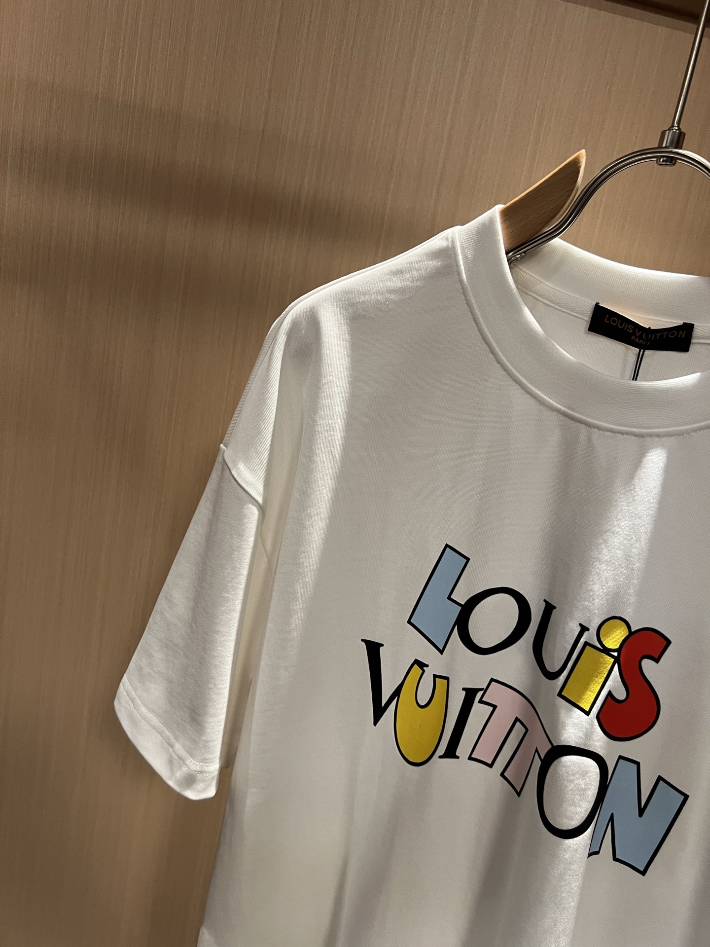 LouisVuitt*路易*登 2026春夏全新系列单品上线，非常时髦前卫的一款男女同款短袖T恤，标识l