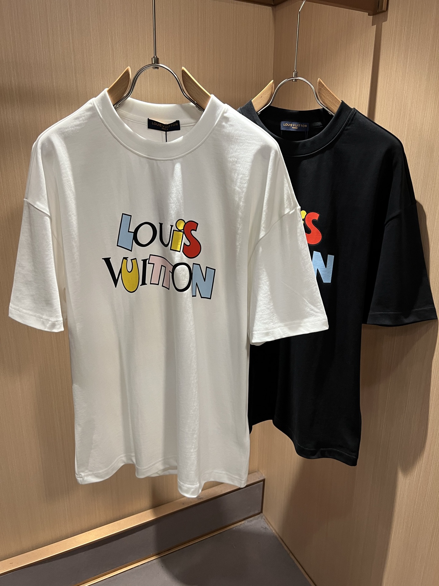 LouisVuitt*路易*登 2026春夏全新系列单品上线，非常时髦前卫的一款男女同款短袖T恤，标识l