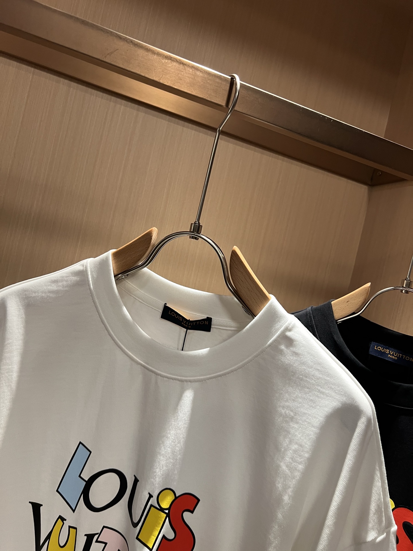LouisVuitt*路易*登 2026春夏全新系列单品上线，非常时髦前卫的一款男女同款短袖T恤，标识l