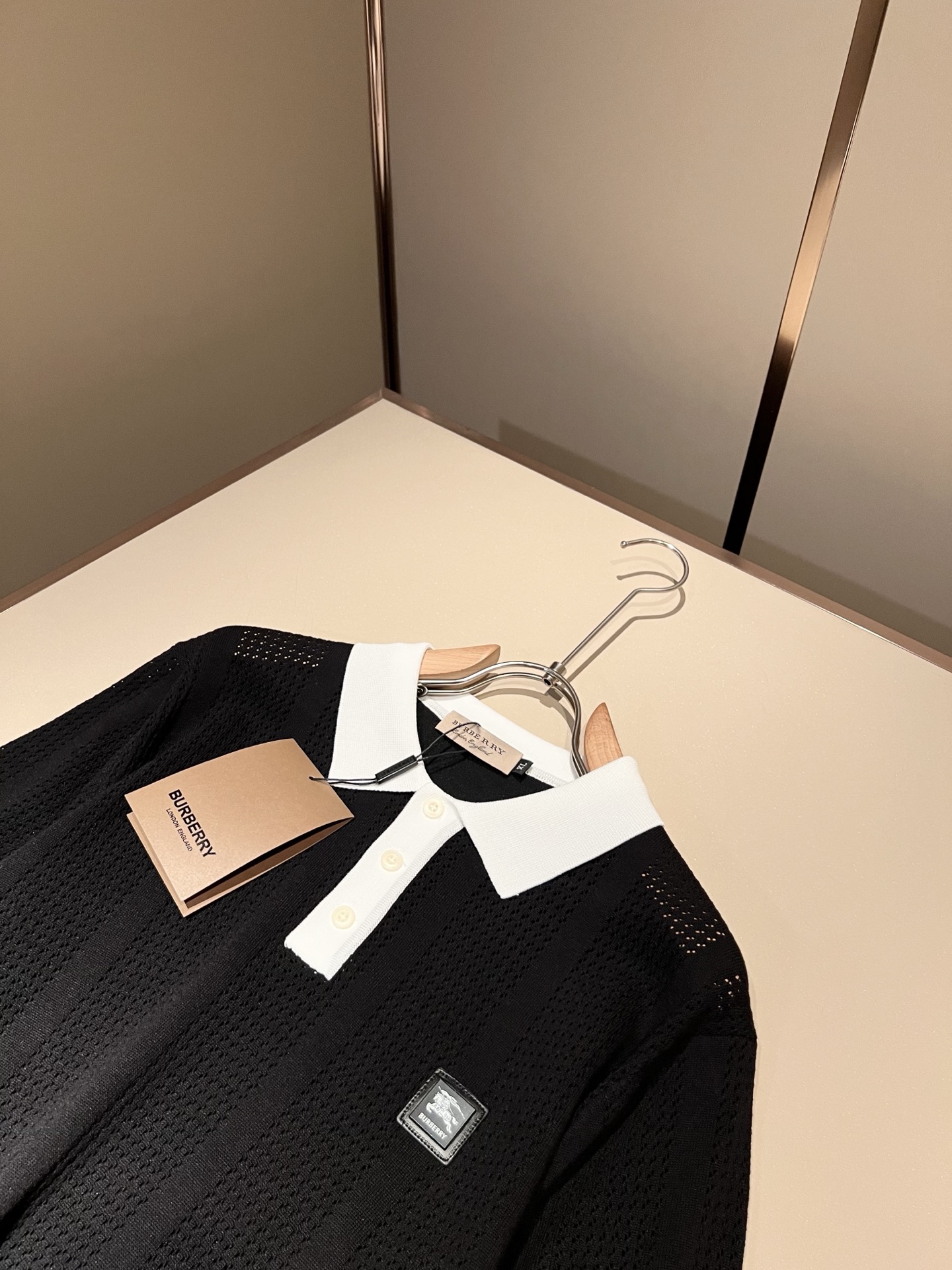 Bur*erry 巴*莉 2026春夏新款男士顶级翻领针织短袖T恤，品牌最新设计元素！既不单调也不复杂,