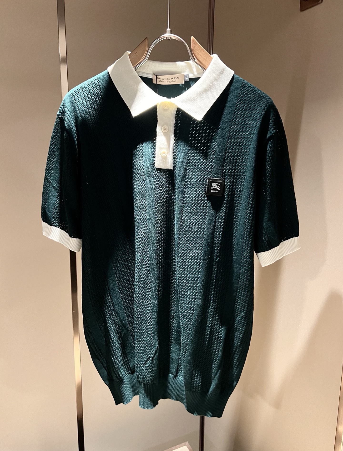 Bur*erry 巴*莉 2026春夏新款男士顶级翻领针织短袖T恤，品牌最新设计元素！既不单调也不复杂,