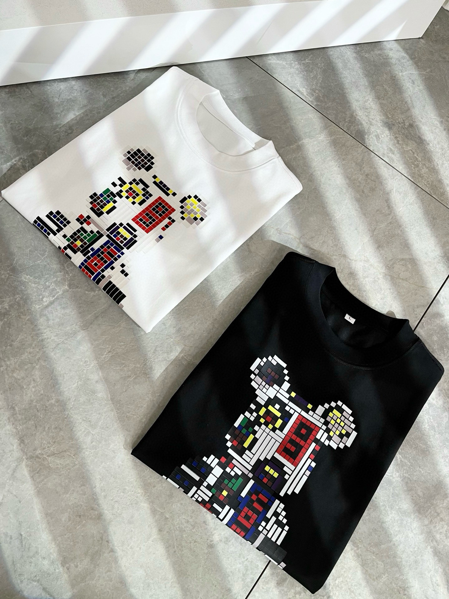 LouisVuitt*路易*登 2026春夏全新系列单品上线，非常时髦前卫的一款男女同款短袖T恤，标识l